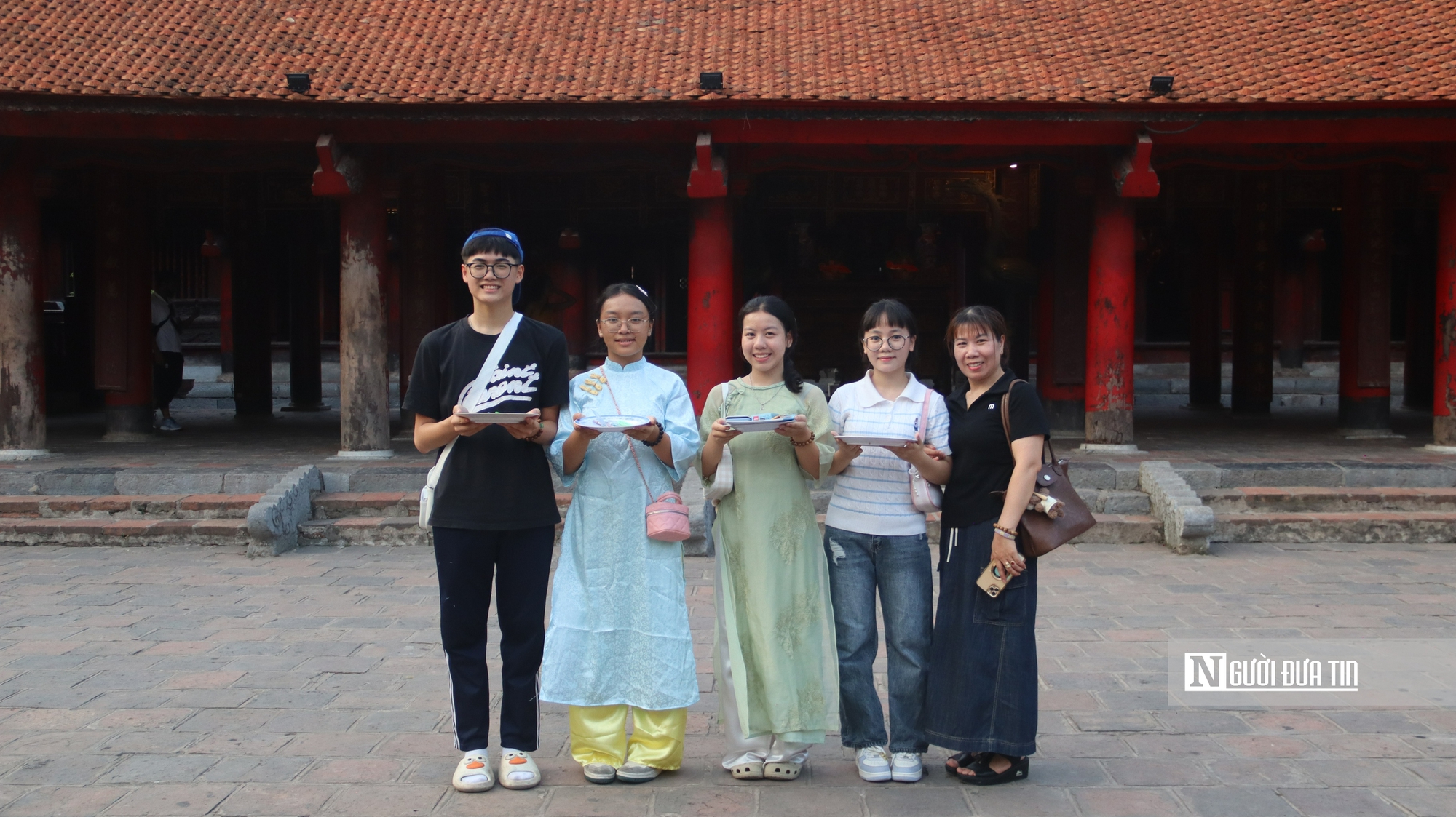 Sĩ tử Hà Nội đến Văn Miếu cầu may, giữ tinh thần thoải mái trước kỳ thi vào lớp 10- Ảnh 1. Sĩ tử Hà Nội đến Văn Miếu cầu may, giữ tinh thần thoải mái trước kỳ thi vào lớp 10- Ảnh 1.