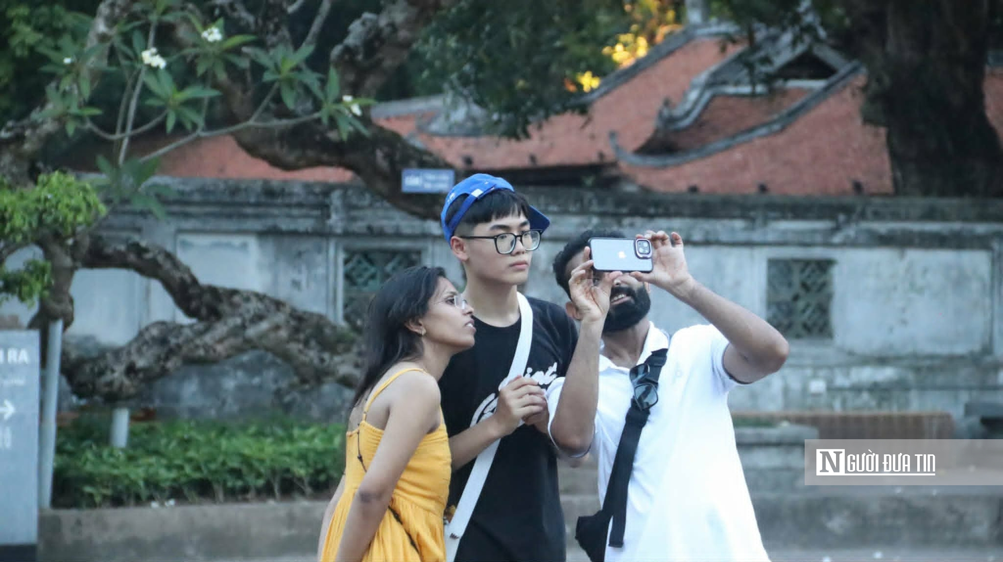 Sĩ tử Hà Nội đến Văn Miếu cầu may, giữ tinh thần thoải mái trước kỳ thi vào lớp 10- Ảnh 3. Sĩ tử Hà Nội đến Văn Miếu cầu may, giữ tinh thần thoải mái trước kỳ thi vào lớp 10- Ảnh 3.