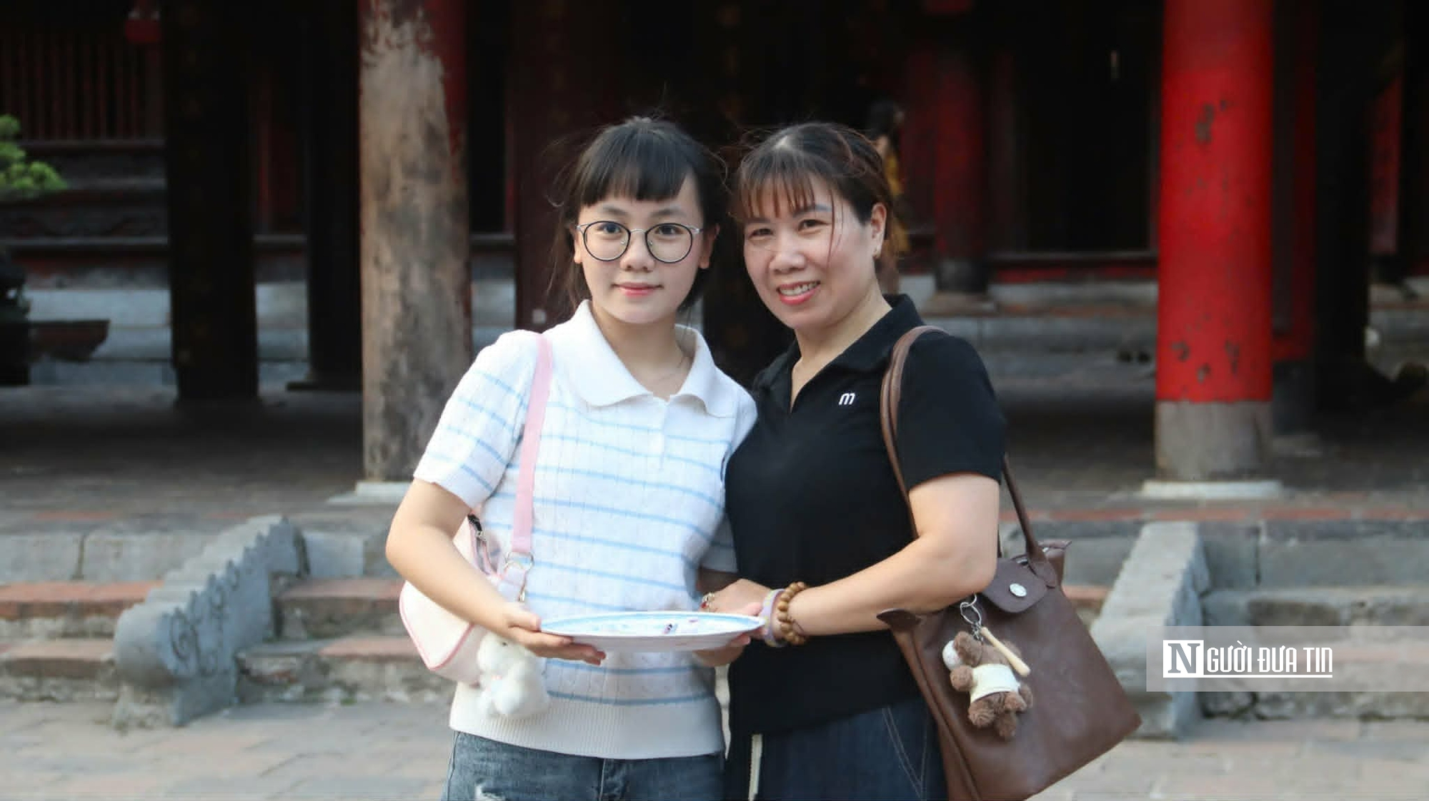 Sĩ tử Hà Nội đến Văn Miếu cầu may, giữ tinh thần thoải mái trước kỳ thi vào lớp 10- Ảnh 5. Sĩ tử Hà Nội đến Văn Miếu cầu may, giữ tinh thần thoải mái trước kỳ thi vào lớp 10- Ảnh 5.