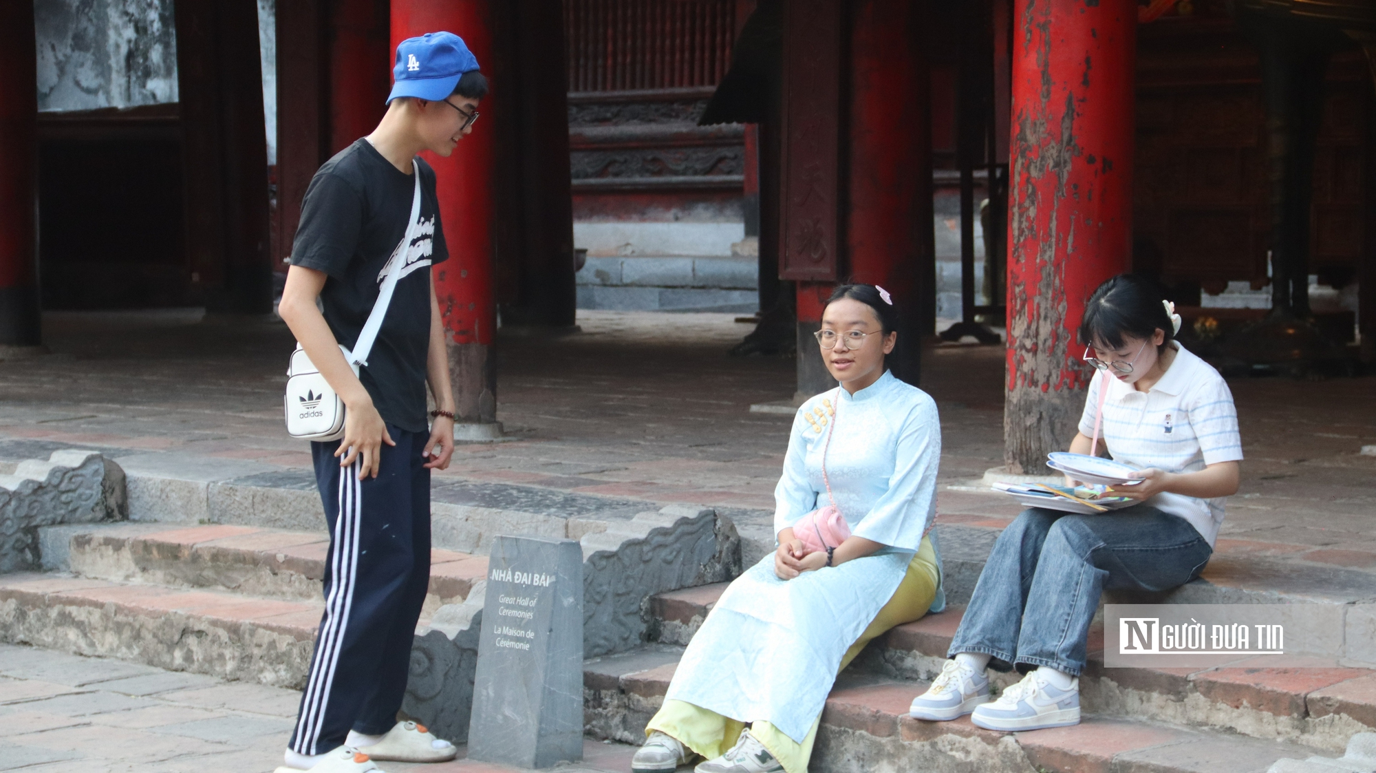 Sĩ tử Hà Nội đến Văn Miếu cầu may, giữ tinh thần thoải mái trước kỳ thi vào lớp 10- Ảnh 6. Sĩ tử Hà Nội đến Văn Miếu cầu may, giữ tinh thần thoải mái trước kỳ thi vào lớp 10- Ảnh 6.