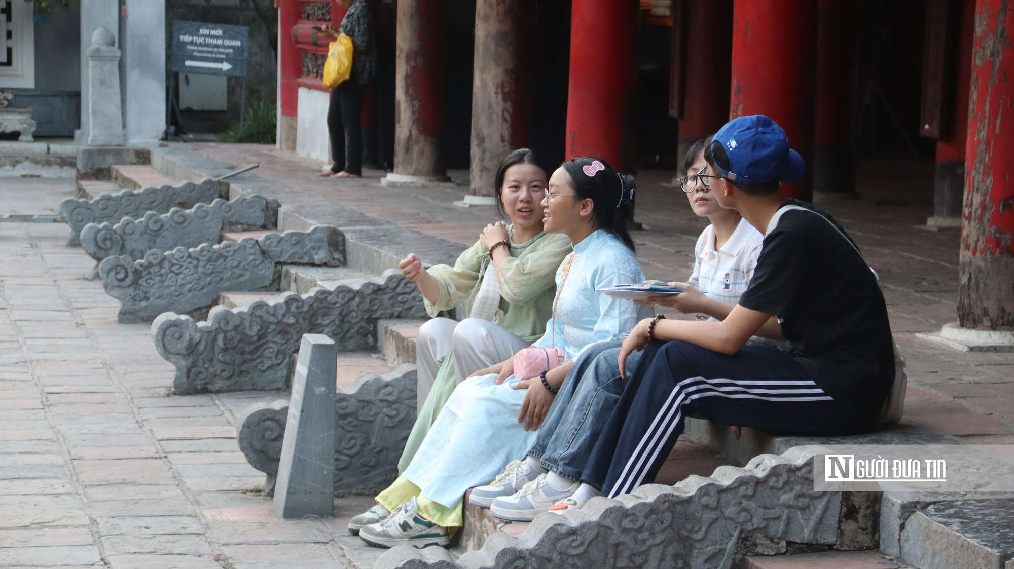 Sĩ tử Hà Nội đến Văn Miếu cầu may, giữ tinh thần thoải mái trước kỳ thi vào lớp 10- Ảnh 7. Sĩ tử Hà Nội đến Văn Miếu cầu may, giữ tinh thần thoải mái trước kỳ thi vào lớp 10- Ảnh 7.