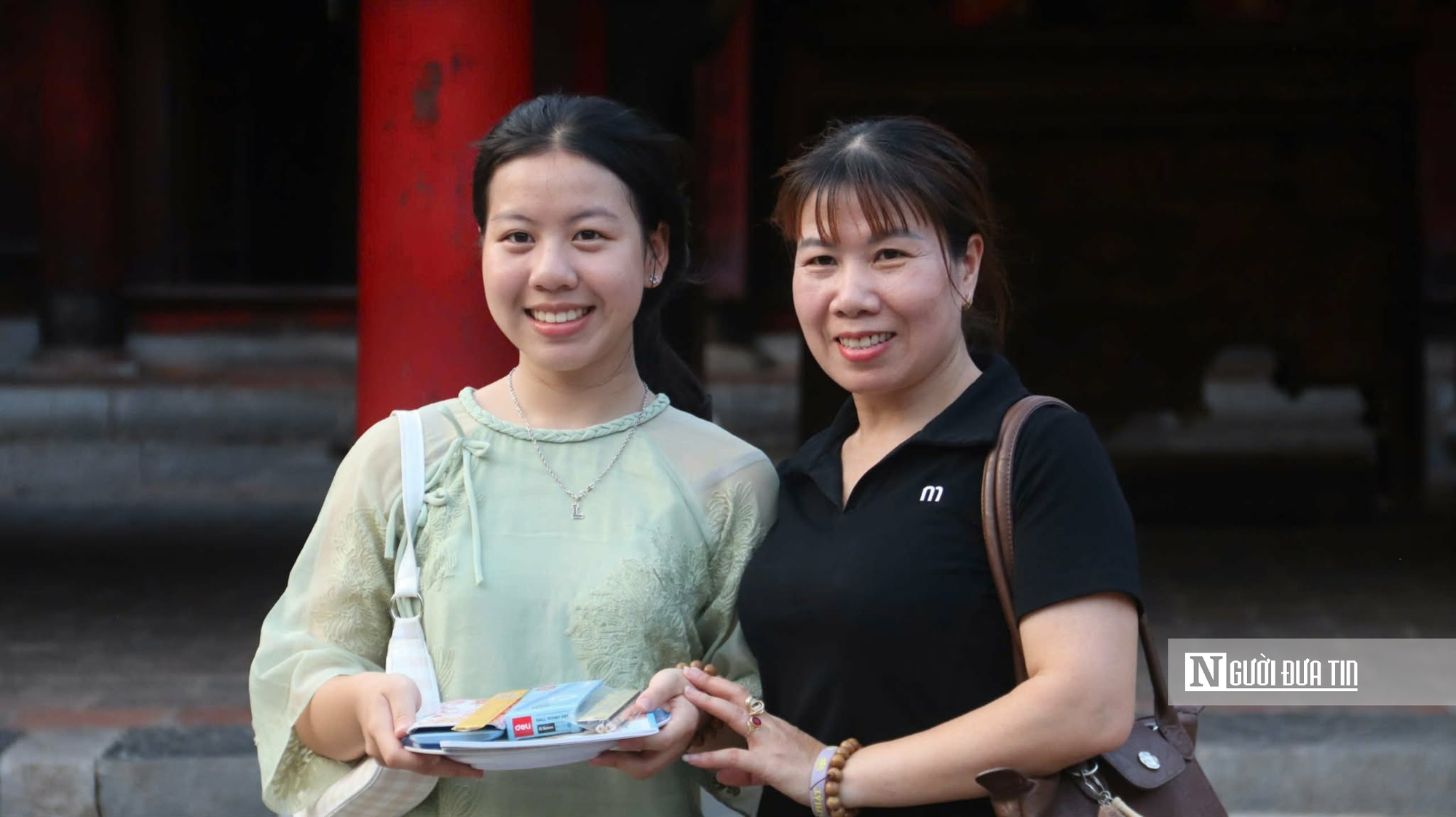 Sĩ tử Hà Nội đến Văn Miếu cầu may, giữ tinh thần thoải mái trước kỳ thi vào lớp 10- Ảnh 8. Sĩ tử Hà Nội đến Văn Miếu cầu may, giữ tinh thần thoải mái trước kỳ thi vào lớp 10- Ảnh 8.