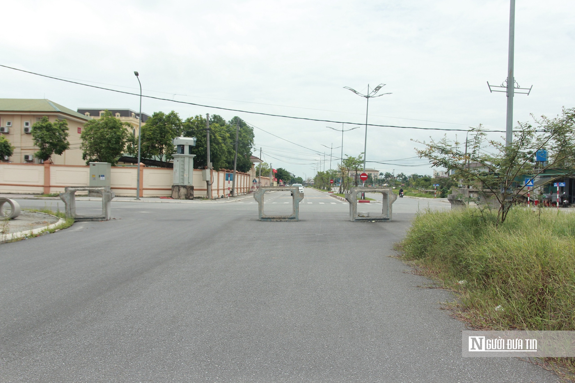 Khung cảnh nhếch nhác ở tuyến đường đô thị 200 tỷ chưa thể thi công do vướng mặt bằng - Ảnh 1.