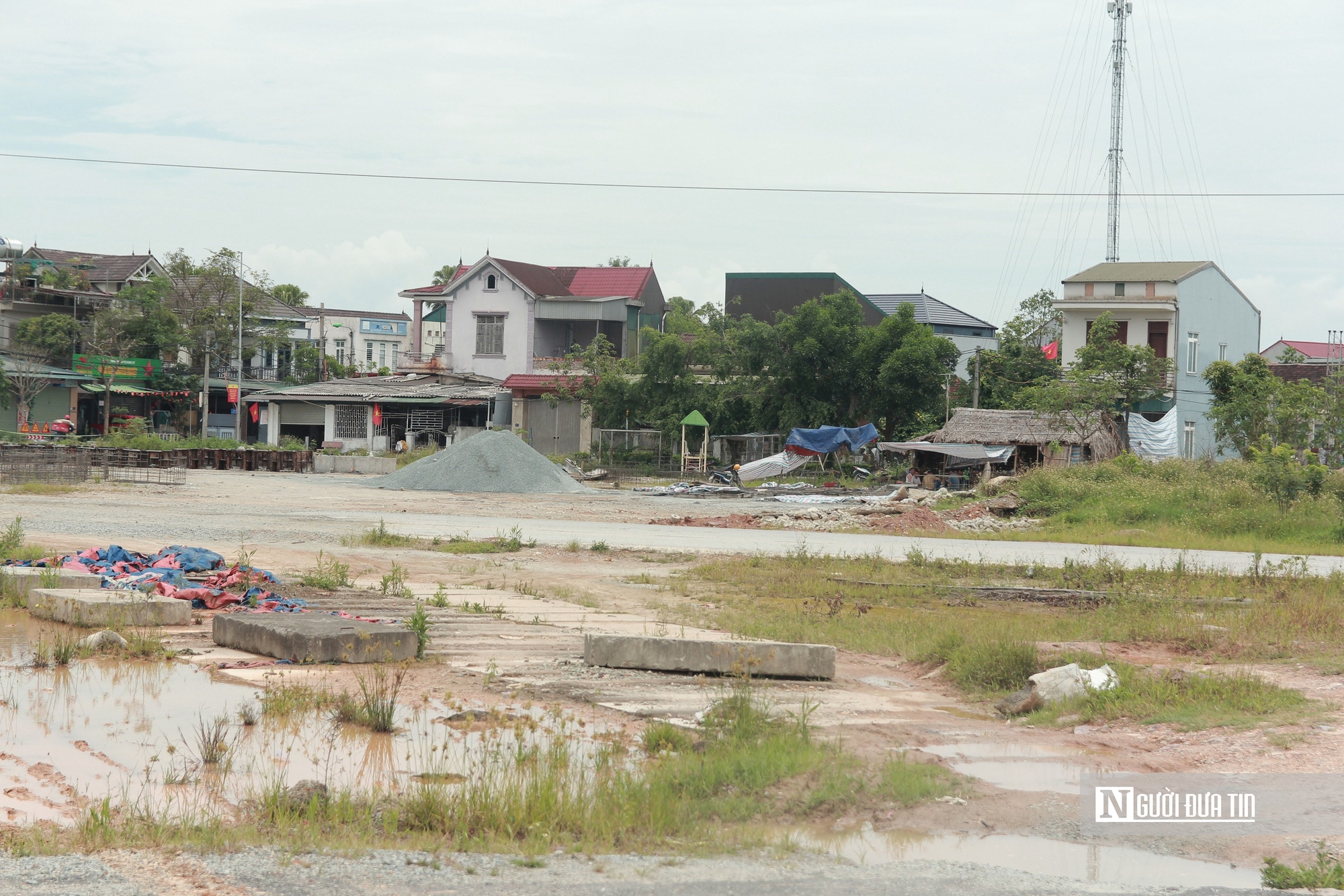 Khung cảnh nhếch nhác ở tuyến đường đô thị 200 tỷ chưa thể thi công do vướng mặt bằng - Ảnh 4.