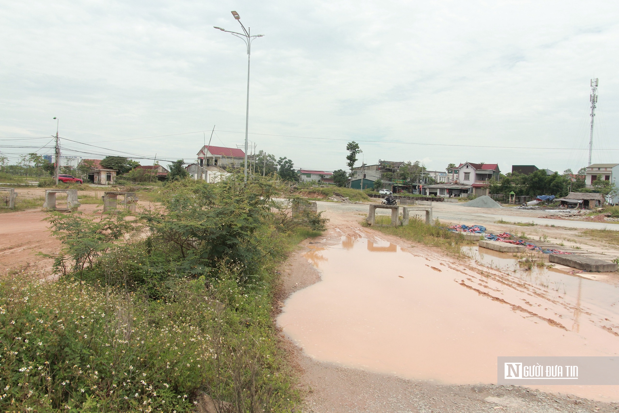 Khung cảnh nhếch nhác ở tuyến đường đô thị 200 tỷ chưa thể thi công do vướng mặt bằng - Ảnh 7.