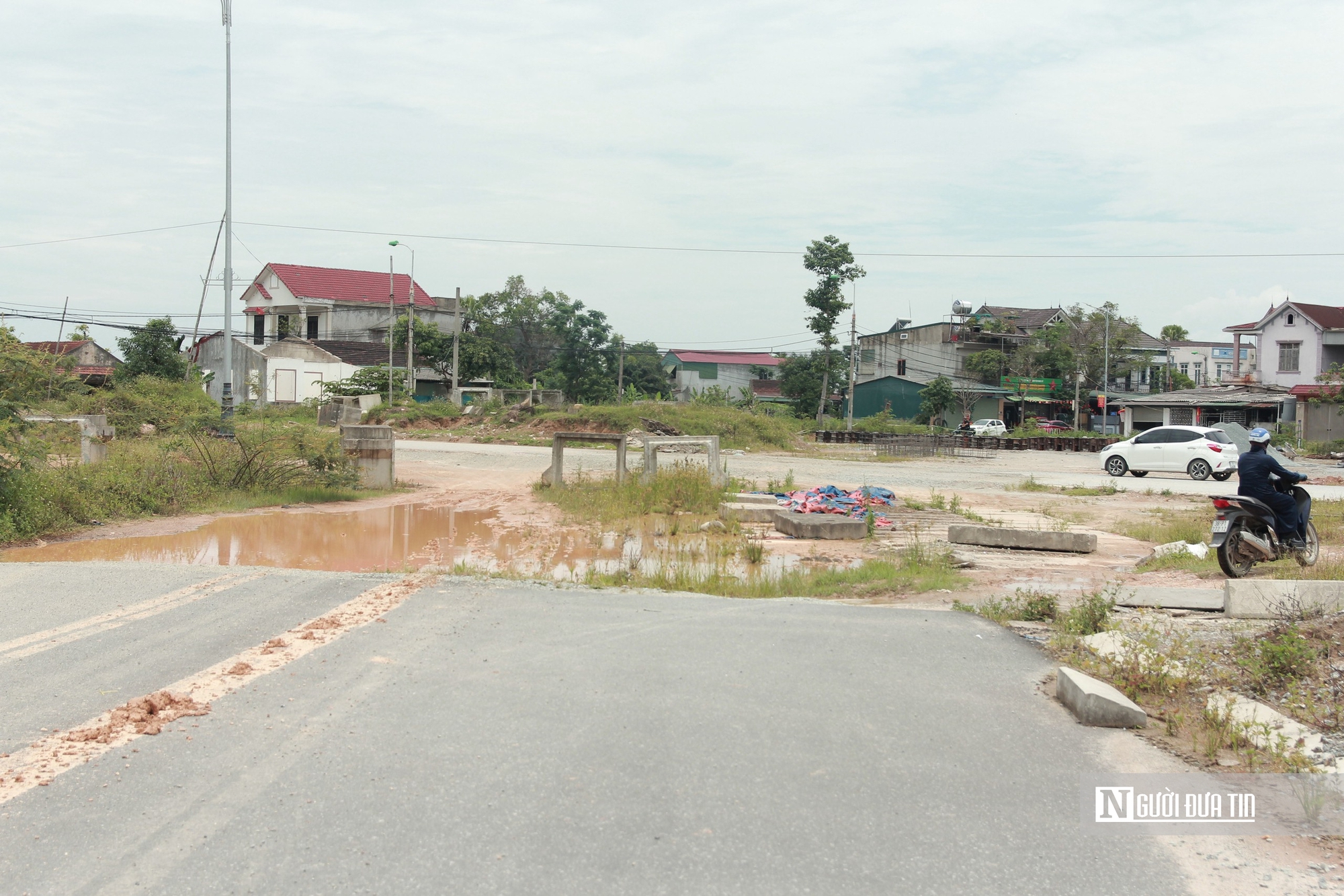Khung cảnh nhếch nhác ở tuyến đường đô thị 200 tỷ chưa thể thi công do vướng mặt bằng - Ảnh 9.