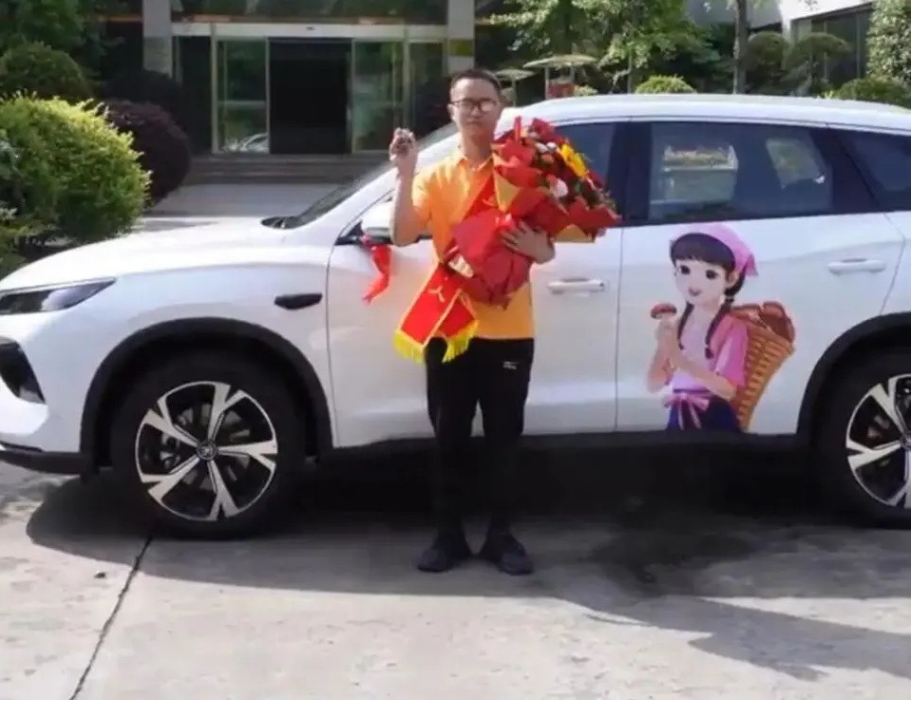 Lao xuống sông cứu 3 người trong đêm, người đàn ông được tặng xe hơi gần 600 triệu đồng- Ảnh 1.
