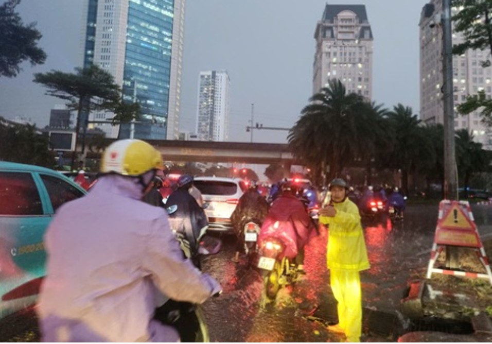 Hà Nội ngập sâu, đường phố tê liệt sau trận mưa to Hà Nội ngập sâu, đường phố tê liệt sau trận mưa to