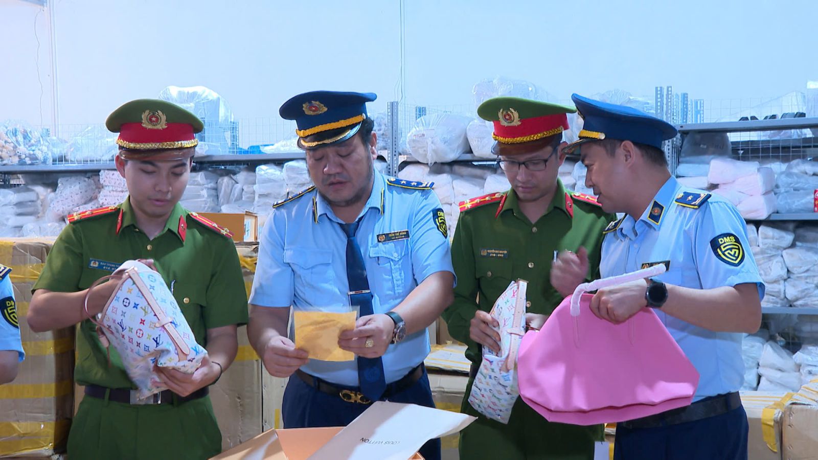 Triệt phá đường dây livestream hàng hiệu giả “giá sốc”, bán ra thị trường hơn 30 tỷ đồng - Ảnh 4.