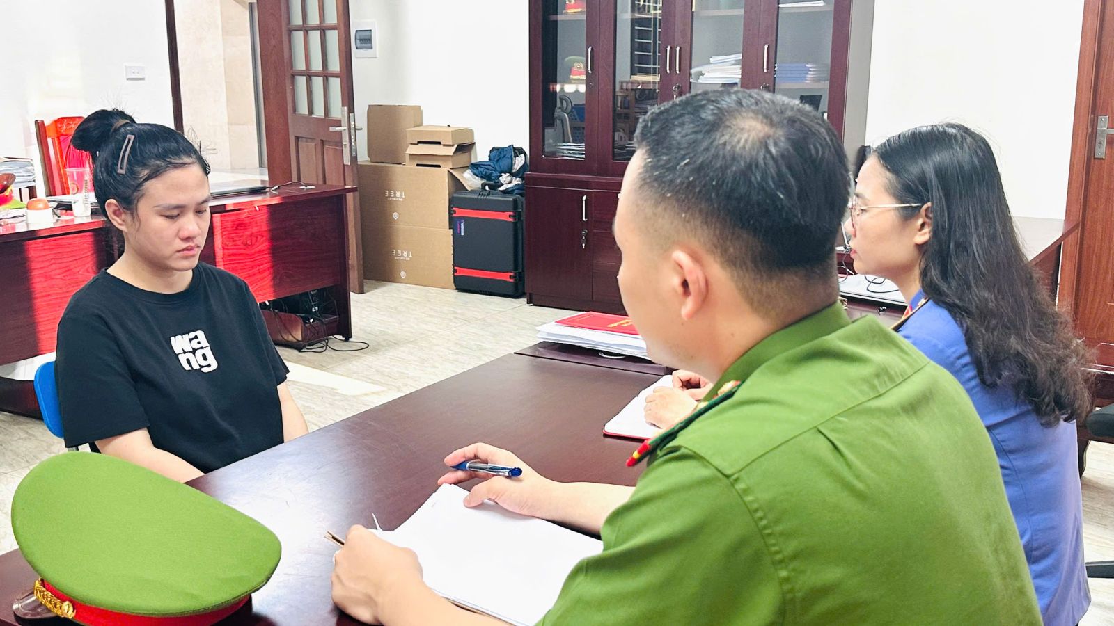 Triệt phá đường dây livestream hàng hiệu giả “giá sốc”, bán ra thị trường hơn 30 tỷ đồng - Ảnh 2.