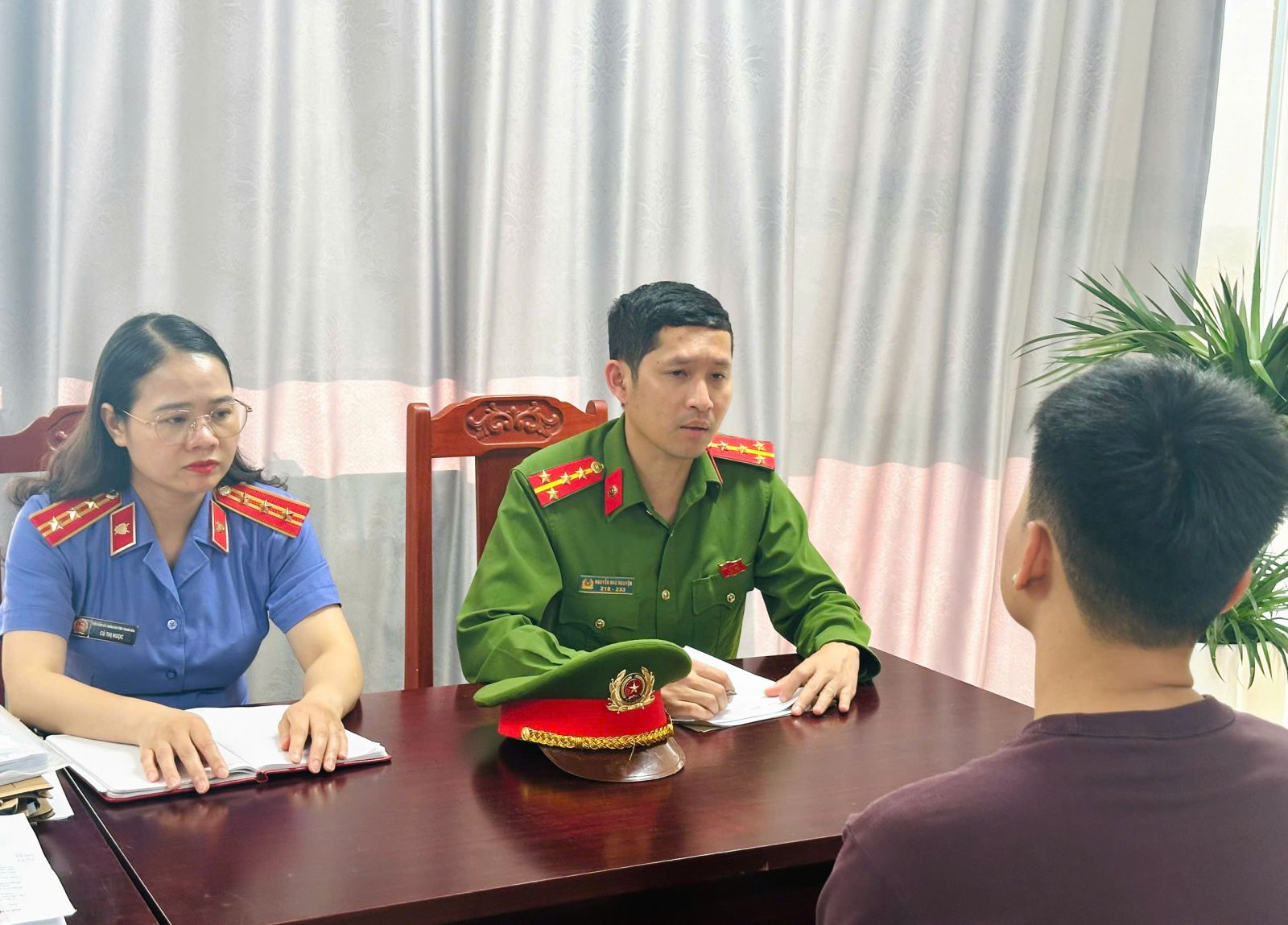 Triệt phá đường dây livestream hàng hiệu giả “giá sốc”, bán ra thị trường hơn 30 tỷ đồng - Ảnh 3.