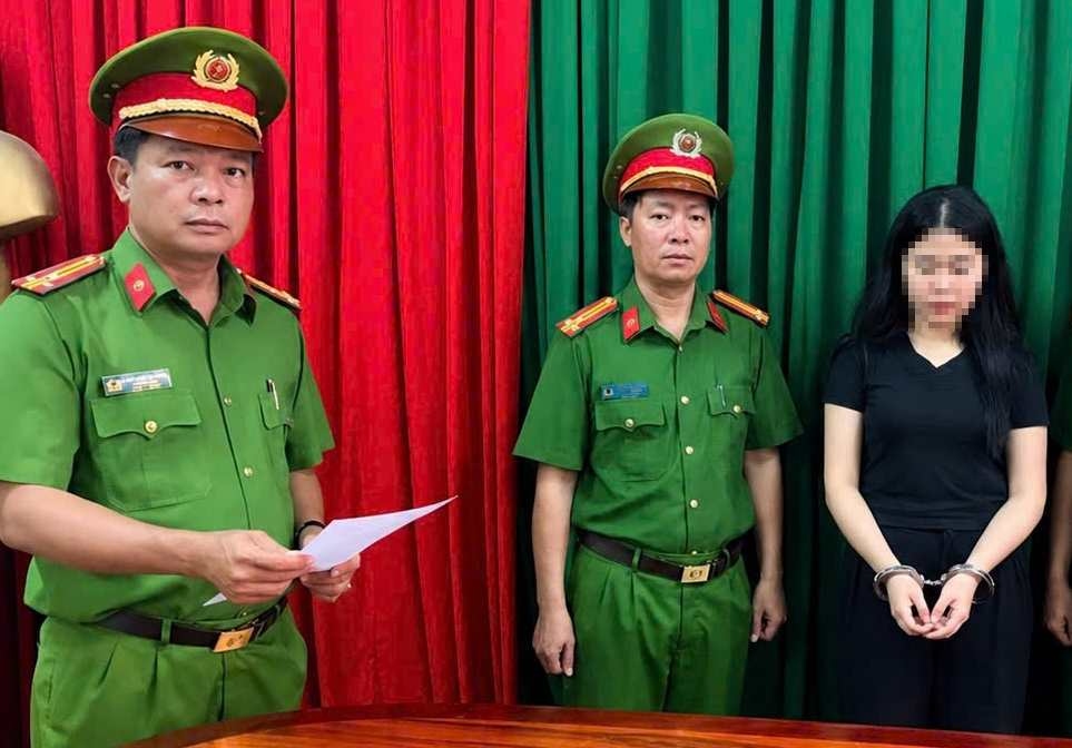 Tạm giữ nữ giám đốc bán hàng nghi giả mạo nhãn hiệu nổi tiếng - Ảnh 1.