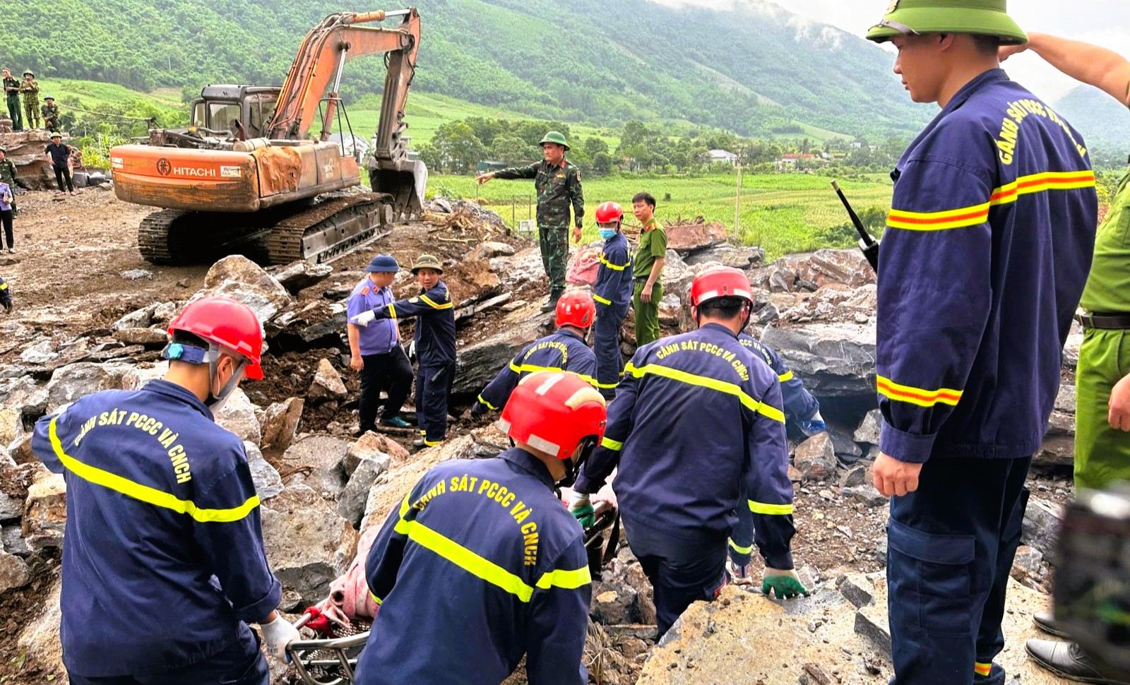 Bắt tạm giam giám đốc vụ sập mỏ đá khiến 3 công nhân tử vong thương tâm - Ảnh 3.