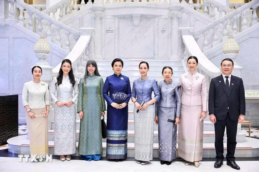 Phu nhân Ngô Phương Ly thăm chùa, bảo tàng trong Cung điện Hoàng gia Thái Lan- Ảnh 2.