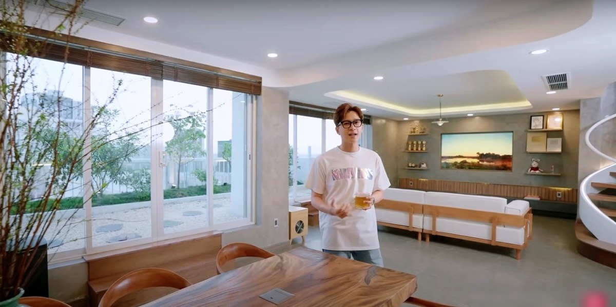 Nam ca sĩ kiêm MC đình đám, U40 độc thân trong penthouse 3 tầng giữa lòng Sài Gòn- Ảnh 2.