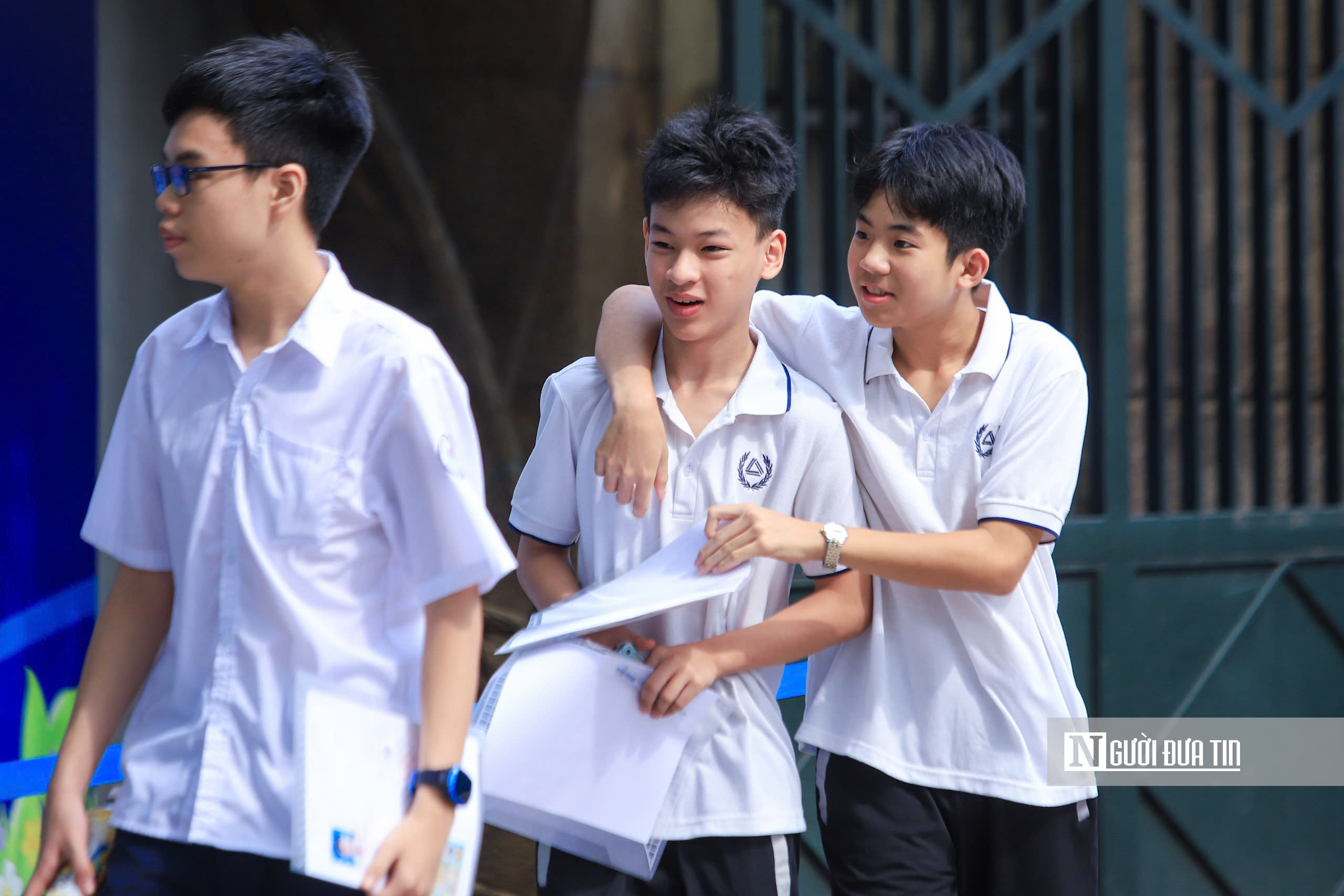 Nắng nóng ngày làm thủ tục thi lớp 10: Nỗi lo từ phòng thi đến cổng trường - Ảnh 9.