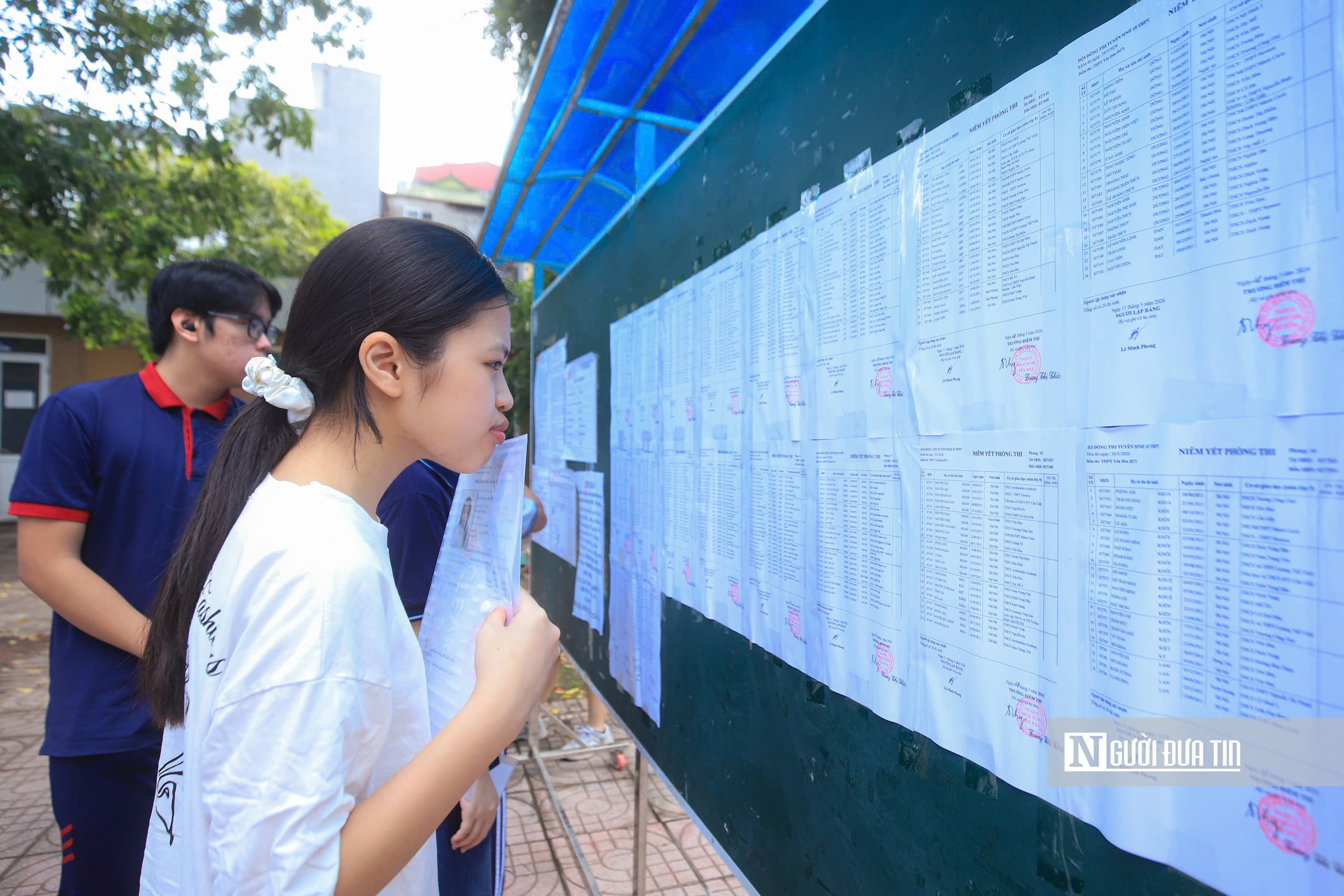 Nắng nóng ngày làm thủ tục thi lớp 10: Nỗi lo từ phòng thi đến cổng trường - Ảnh 7.