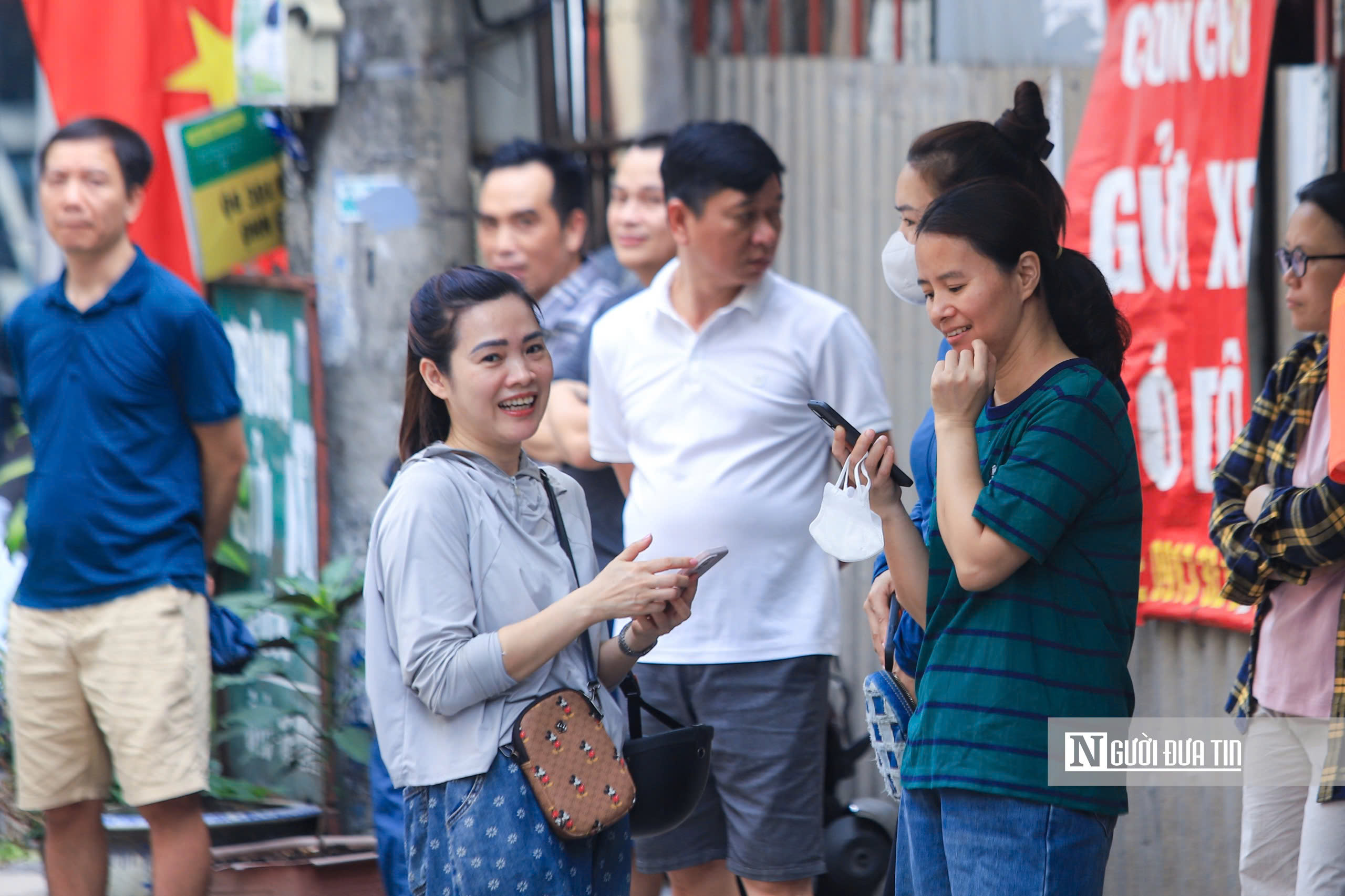 Nắng nóng ngày làm thủ tục thi lớp 10: Nỗi lo từ phòng thi đến cổng trường - Ảnh 6.