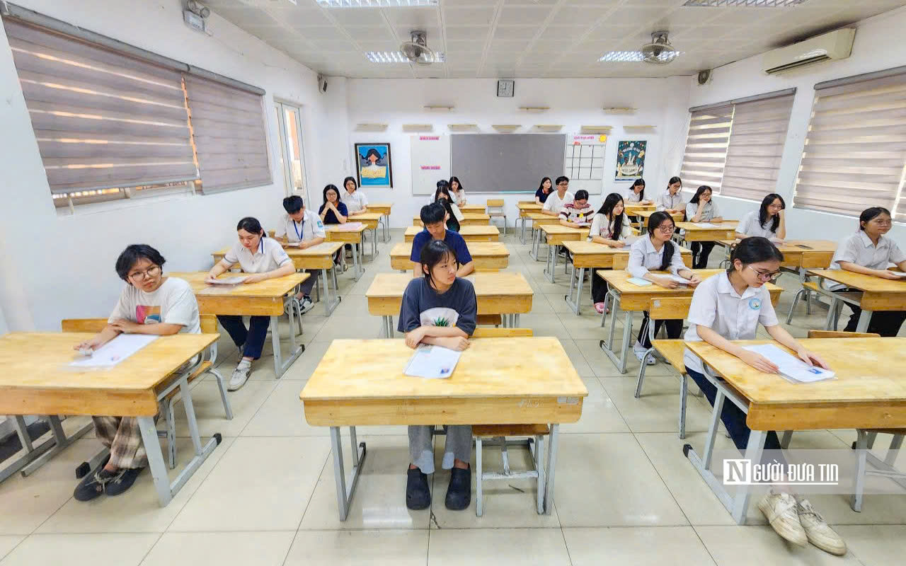 Nắng nóng ngày làm thủ tục thi lớp 10: Nỗi lo từ phòng thi đến cổng trường - Ảnh 4.