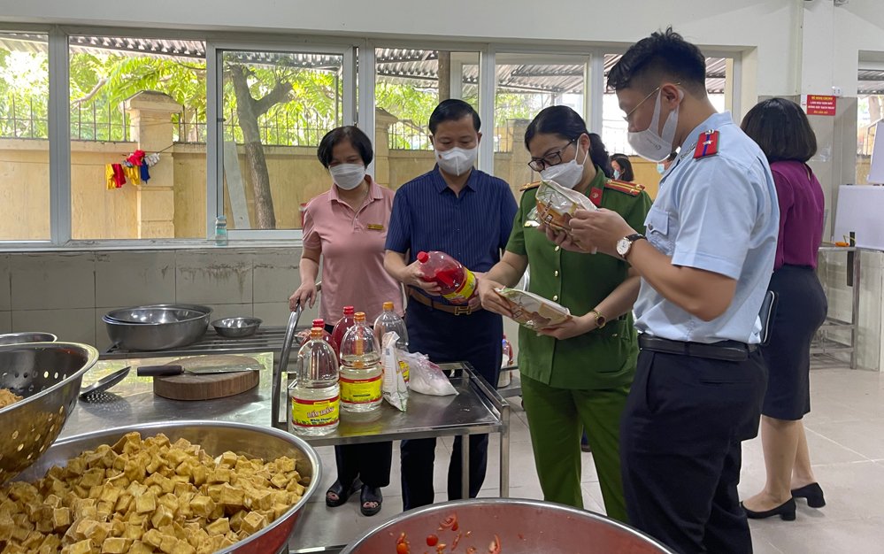 Phát hiện hơn 5.700 cơ sở vi phạm về an toàn thực phẩm, xử phạt hơn 22,4 tỷ đồng- Ảnh 1. Phát hiện hơn 5.700 cơ sở vi phạm về an toàn thực phẩm, xử phạt hơn 22,4 tỷ đồng- Ảnh 1.