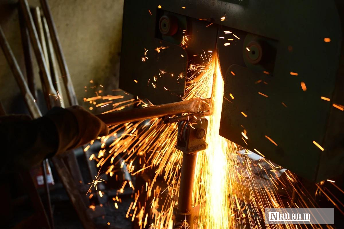 Mưu sinh trong lò rèn 1000 độ giữa đỉnh điểm nắng nóng- Ảnh 1. Mưu sinh trong lò rèn 1000 độ giữa đỉnh điểm nắng nóng- Ảnh 1.