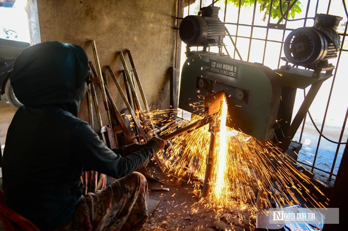Mưu sinh trong lò rèn 1000 độ giữa đỉnh điểm nắng nóng- Ảnh 2. Mưu sinh trong lò rèn 1000 độ giữa đỉnh điểm nắng nóng- Ảnh 2.