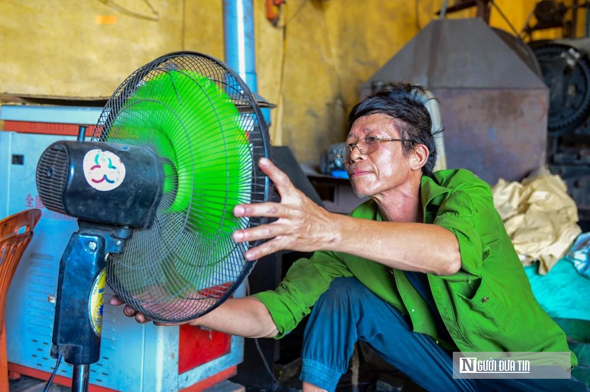 Mưu sinh trong lò rèn 1000 độ giữa đỉnh điểm nắng nóng- Ảnh 4. Mưu sinh trong lò rèn 1000 độ giữa đỉnh điểm nắng nóng- Ảnh 4.