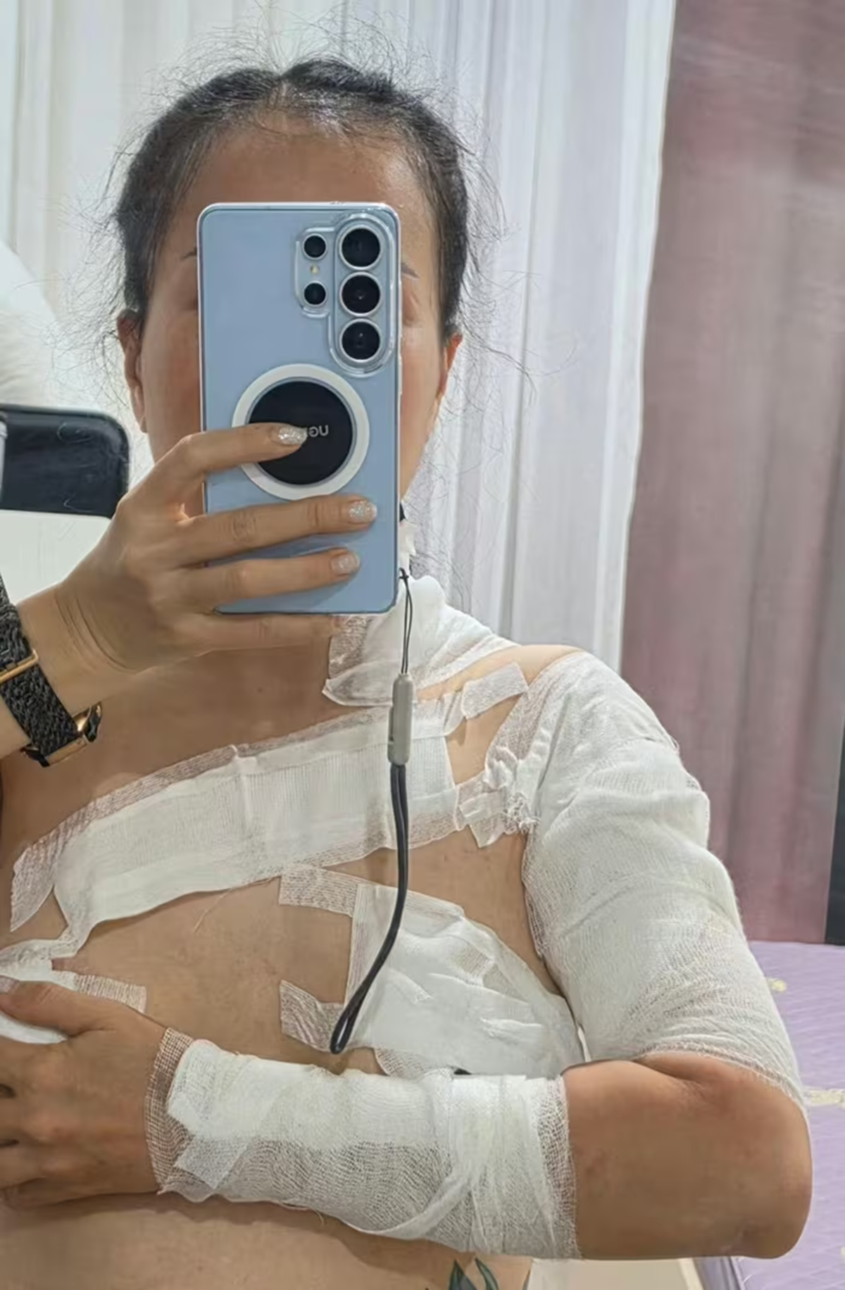 Đang gội đầu cô gái 