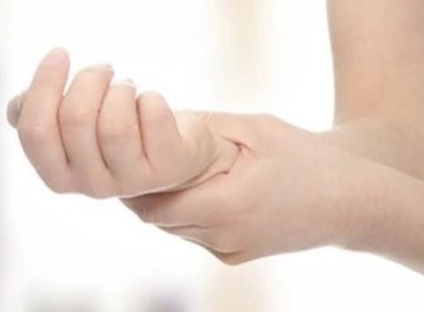 Nam sinh 14 tuổi suýt tử vong sau khi bị mờ mắt, tê tay - Ảnh 1.