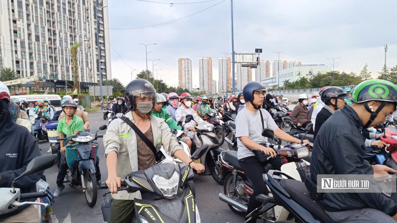 Người dân “ùn ùn” quay lại Tp.HCM sau nghỉ lễ, giao thông gặp nhiều khó khăn- Ảnh 2.
