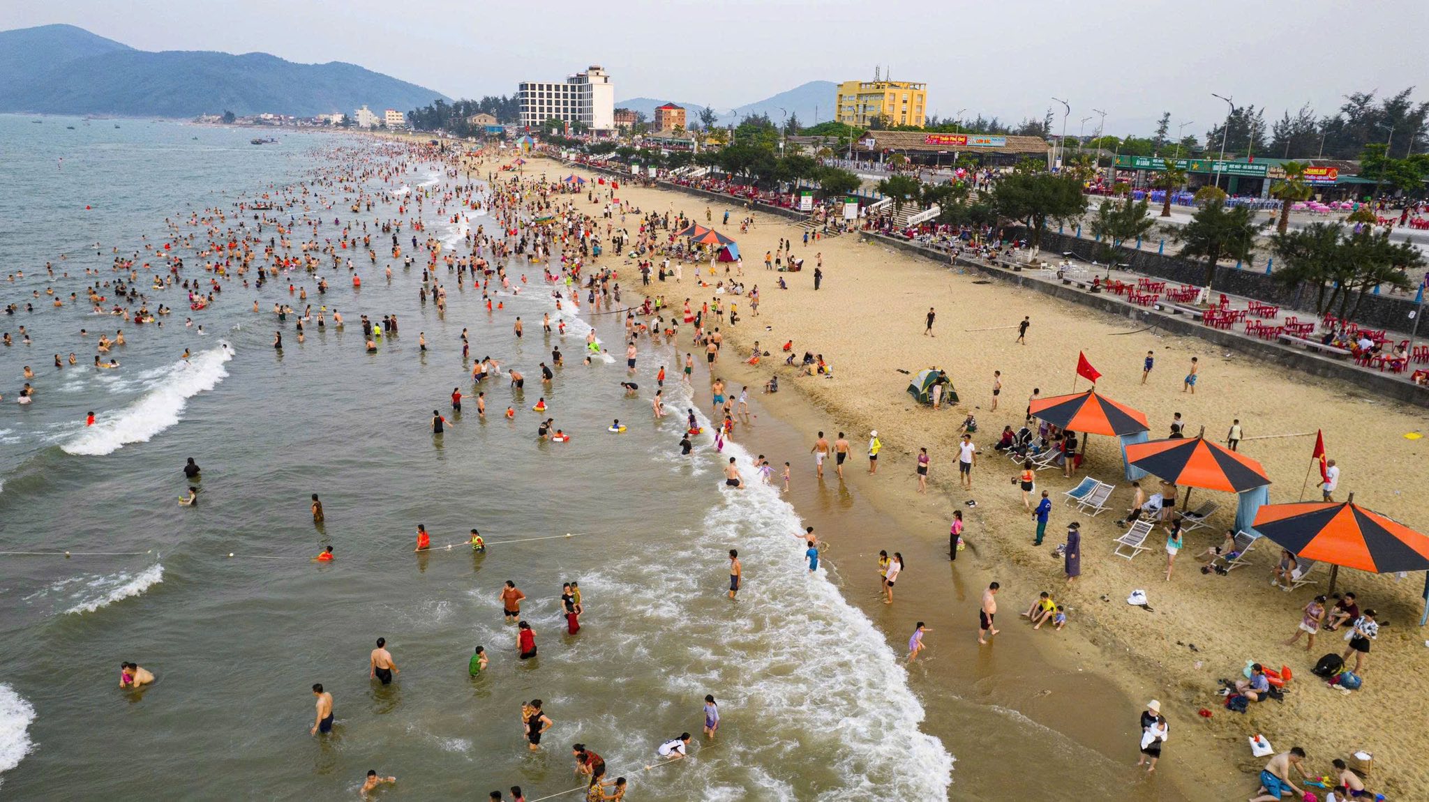 Hà Tĩnh “đánh thức” kinh tế đêm ven biển- Ảnh 1.