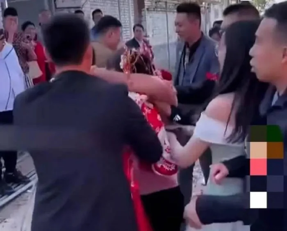Hai người lạ xông vào đám cưới đòi tiền, cô dâu “chết lặng” và cái kết không ai ngờ- Ảnh 1.