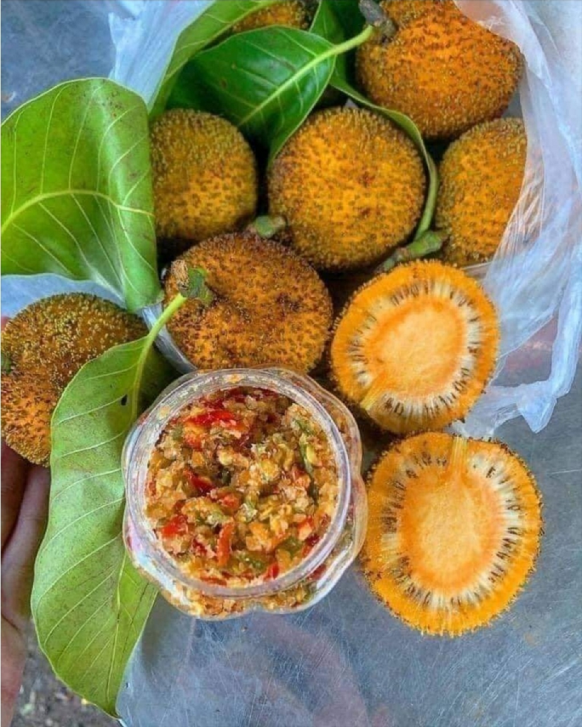 Loại quả quê nhìn lạ mắt mọc bờ rào nay 