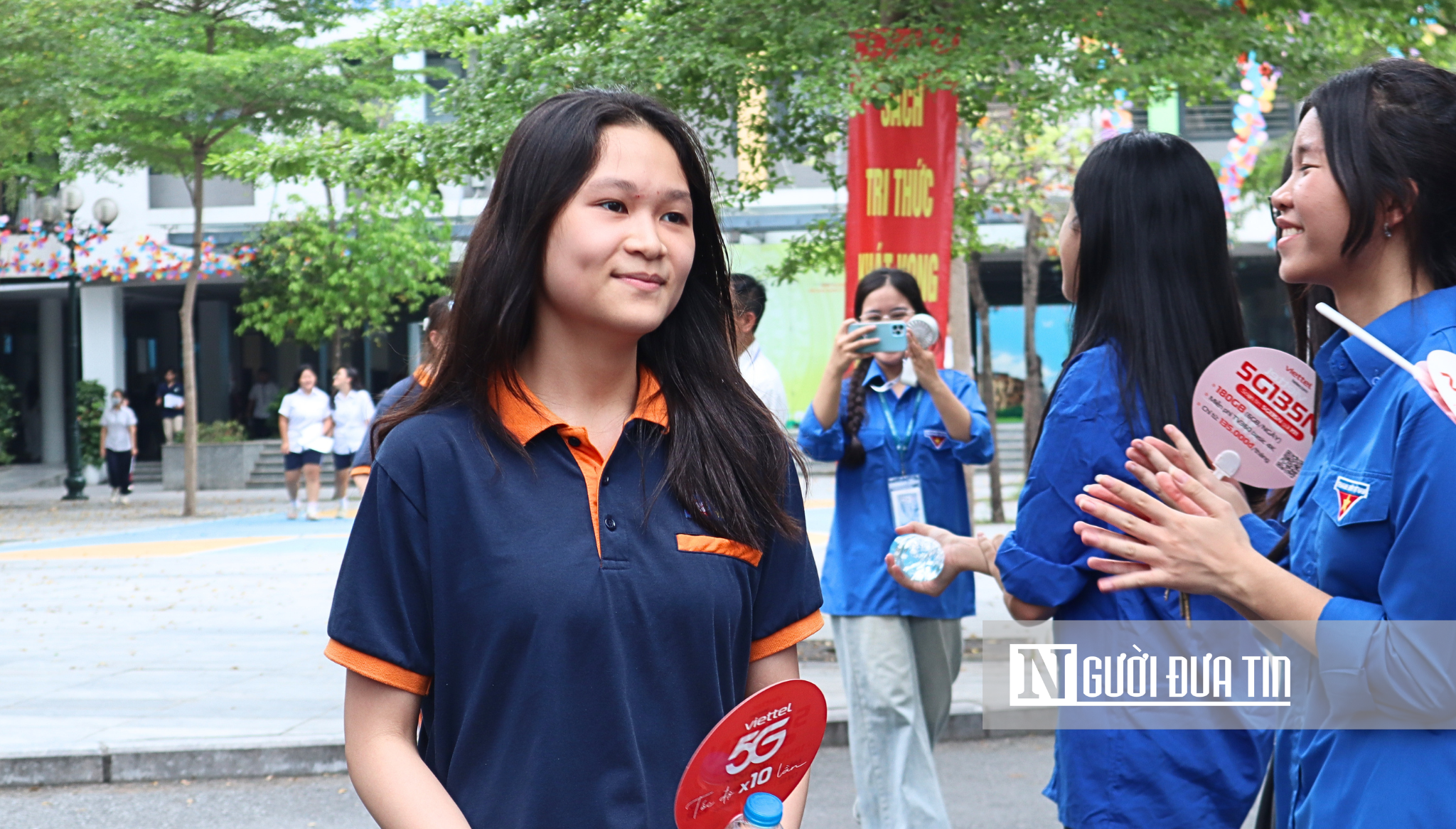 Thí sinh rạng rỡ sau giờ thi môn Ngữ văn vào lớp 10, tự tin 8-8,5 điểm- Ảnh 3. Thí sinh rạng rỡ sau giờ thi môn Ngữ văn vào lớp 10, tự tin 8-8,5 điểm- Ảnh 3.