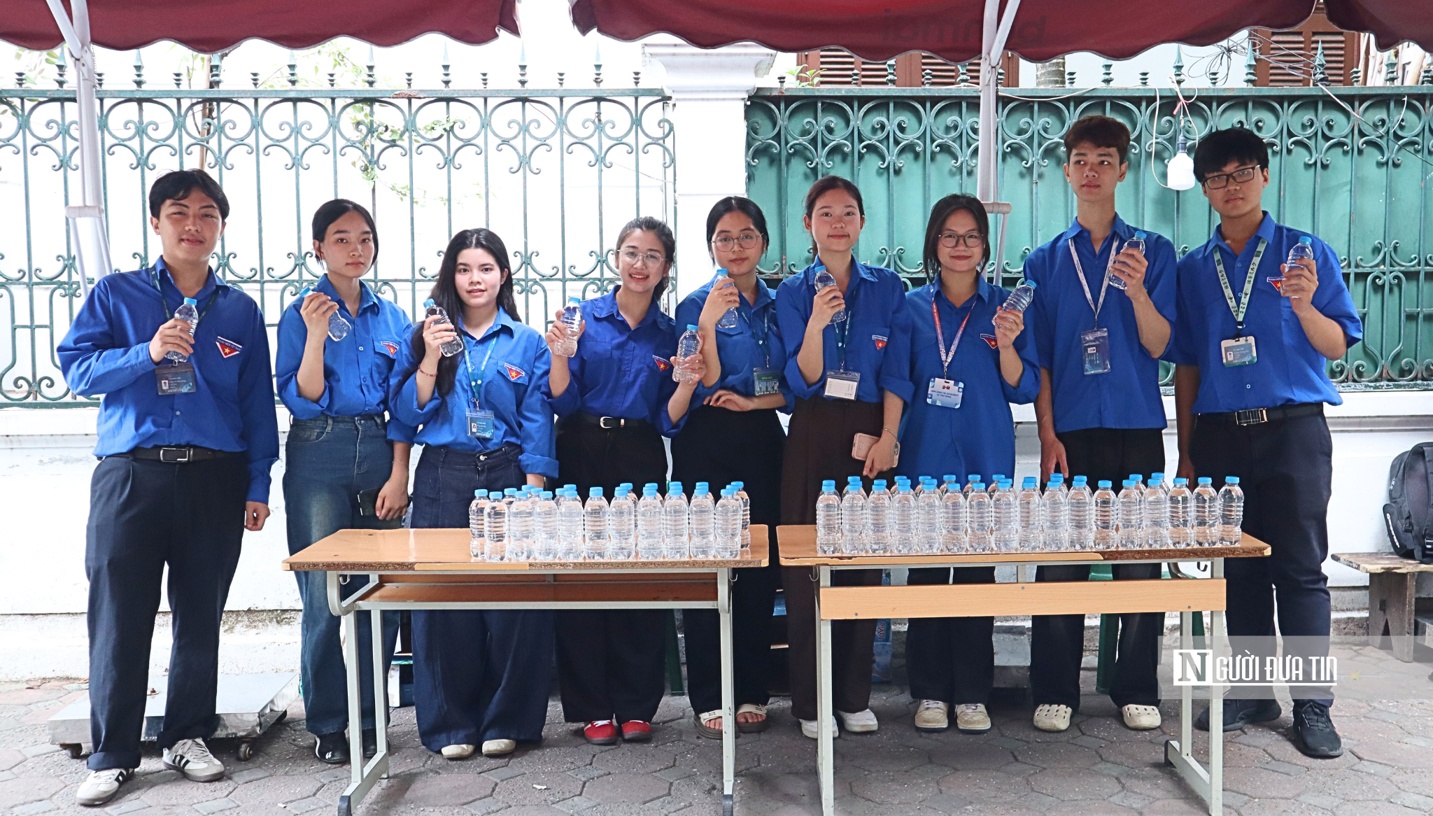 Từ cổng trường thi vào lớp 10: Sắc xanh tình nguyện tiếp sức mùa thi- Ảnh 1. Từ cổng trường thi vào lớp 10: Sắc xanh tình nguyện tiếp sức mùa thi- Ảnh 1.