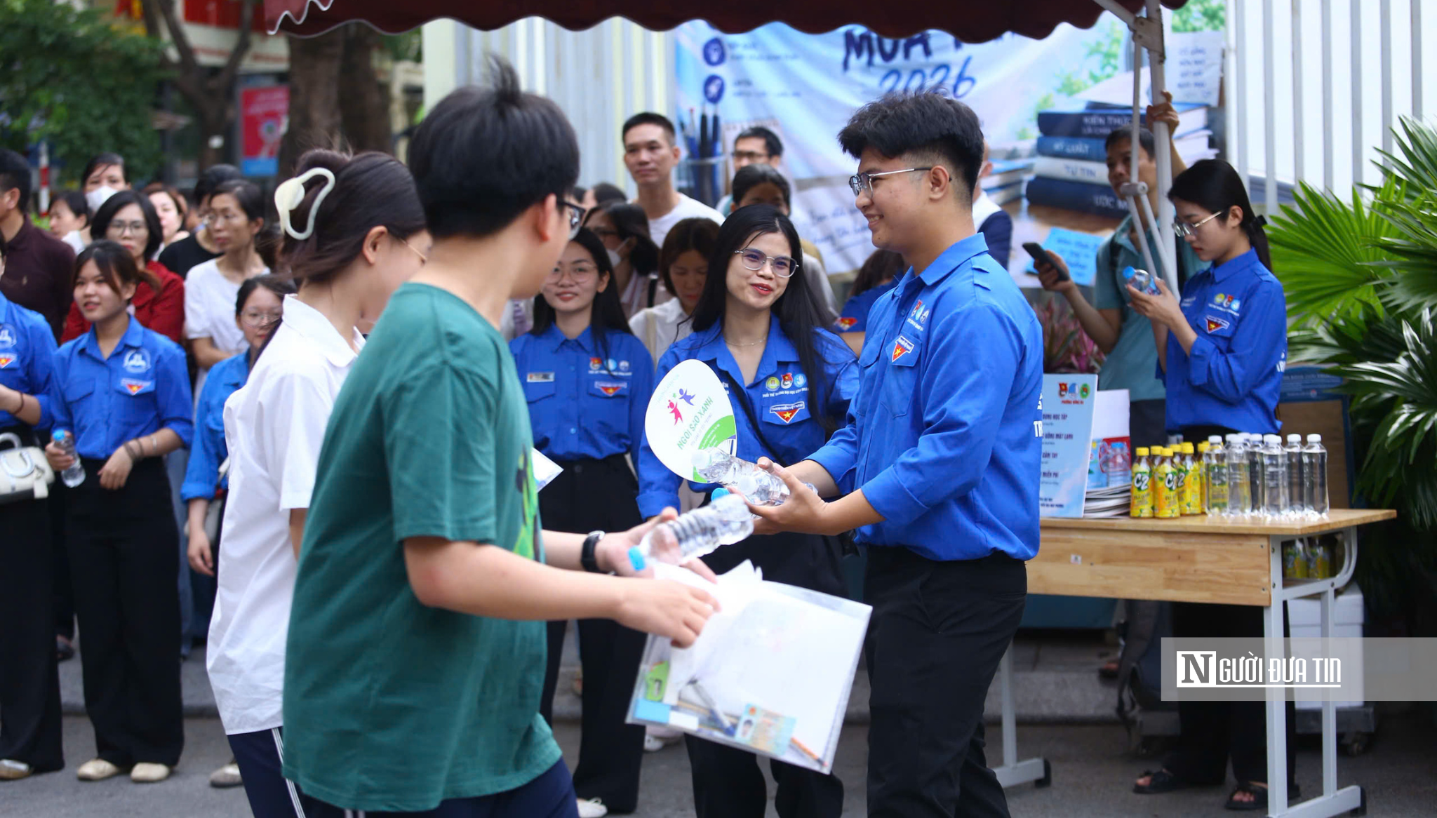 Từ cổng trường thi vào lớp 10: Sắc xanh tình nguyện tiếp sức mùa thi- Ảnh 6. Từ cổng trường thi vào lớp 10: Sắc xanh tình nguyện tiếp sức mùa thi- Ảnh 6.
