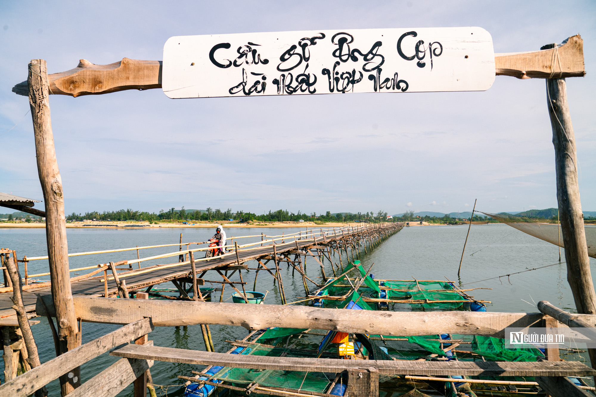 Độc lạ cây cầu gỗ qua sông dài nhất Việt Nam, là lối đi tắt nối hai xã của tỉnh Đắk Lắk- Ảnh 2. Độc lạ cây cầu gỗ qua sông dài nhất Việt Nam, là lối đi tắt nối hai xã của tỉnh Đắk Lắk- Ảnh 2.