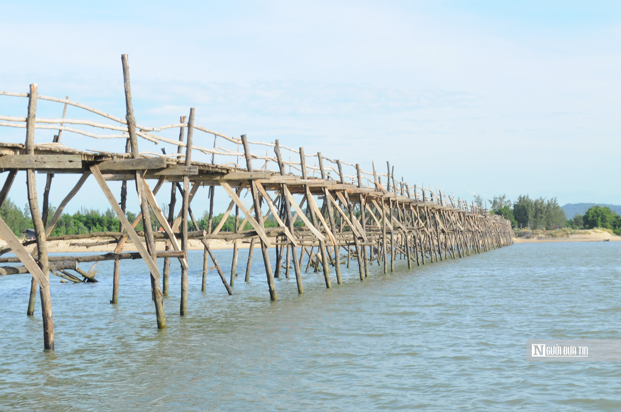 Độc lạ cây cầu gỗ qua sông dài nhất Việt Nam, là lối đi tắt nối hai xã của tỉnh Đắk Lắk- Ảnh 7. Độc lạ cây cầu gỗ qua sông dài nhất Việt Nam, là lối đi tắt nối hai xã của tỉnh Đắk Lắk- Ảnh 7.