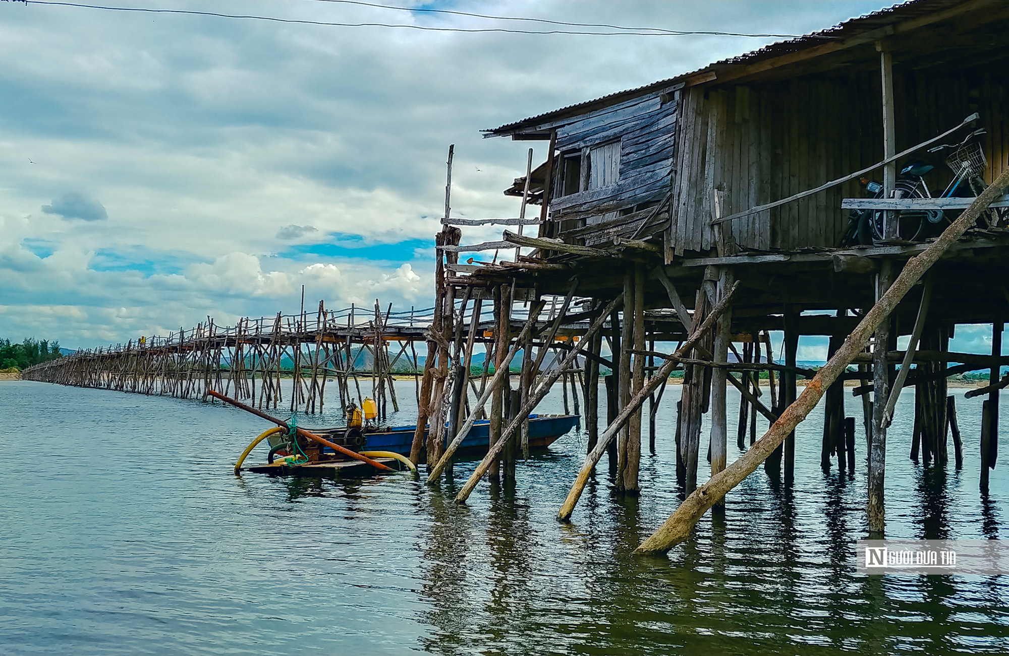 Độc lạ cây cầu gỗ qua sông dài nhất Việt Nam, là lối đi tắt nối hai xã của tỉnh Đắk Lắk- Ảnh 10. Độc lạ cây cầu gỗ qua sông dài nhất Việt Nam, là lối đi tắt nối hai xã của tỉnh Đắk Lắk- Ảnh 10.