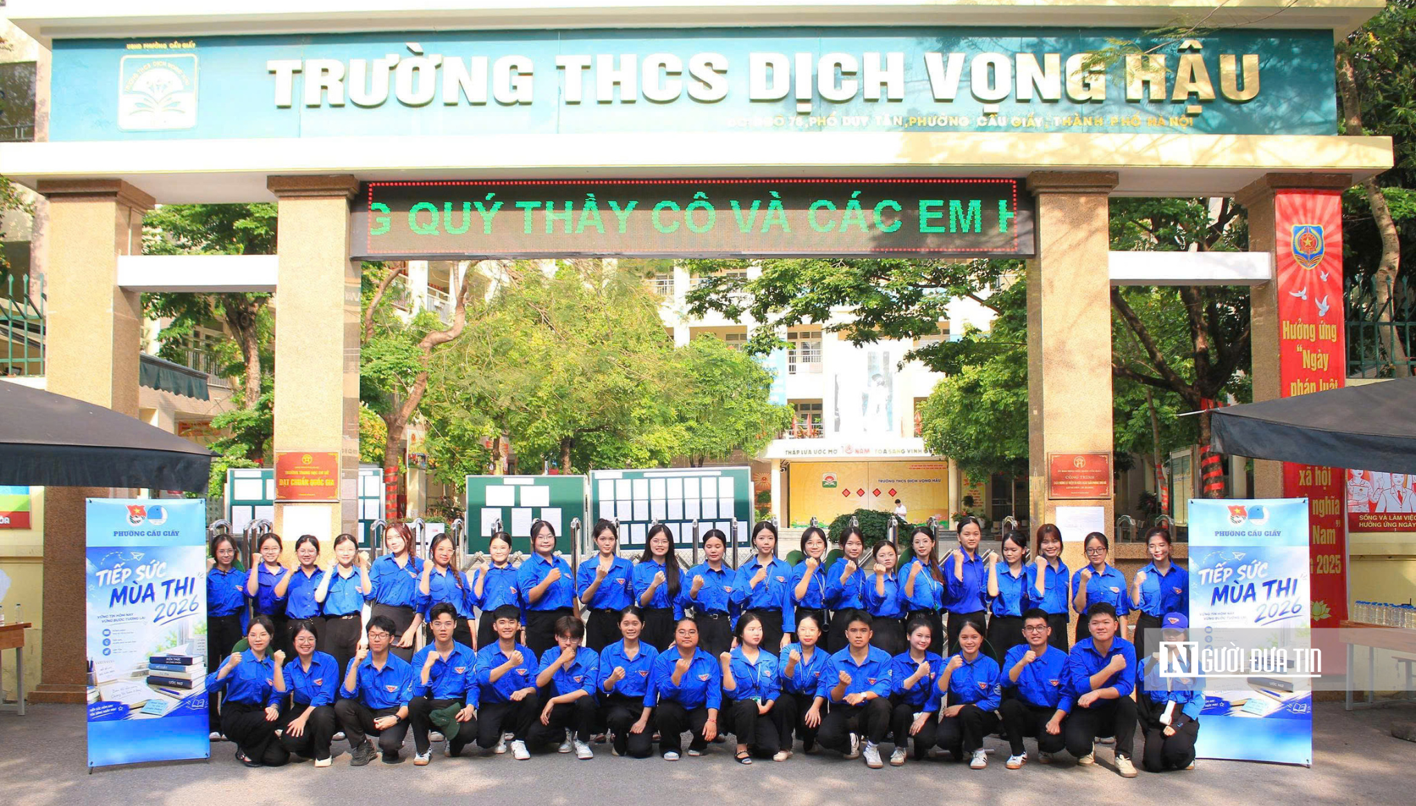 Từ cổng trường thi vào lớp 10: Sắc xanh tình nguyện tiếp sức mùa thi- Ảnh 2. Từ cổng trường thi vào lớp 10: Sắc xanh tình nguyện tiếp sức mùa thi- Ảnh 2.