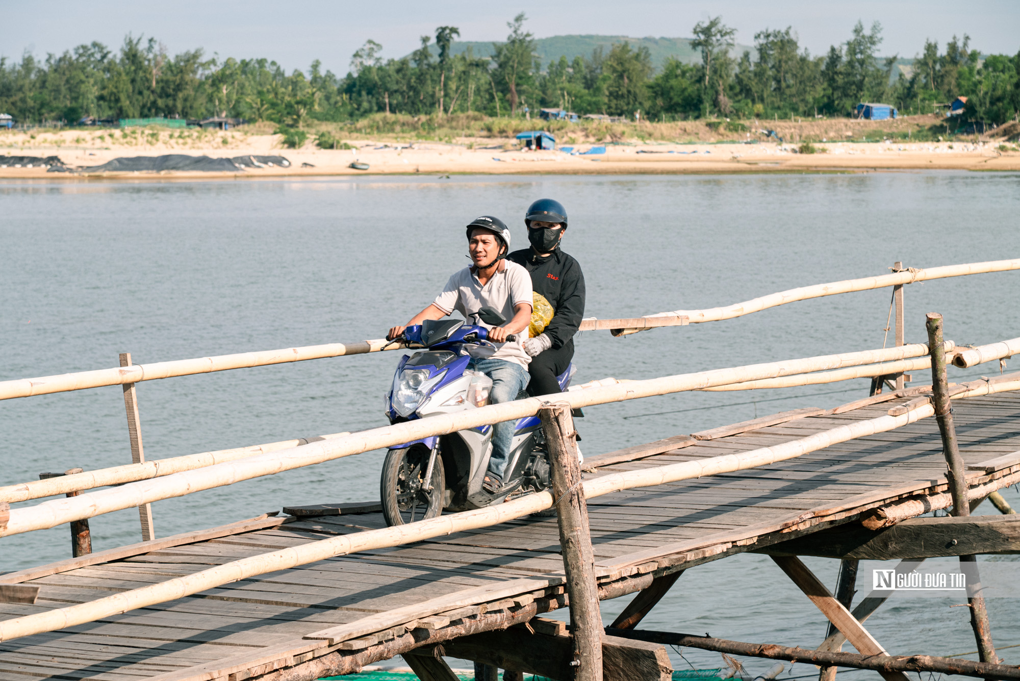 Độc lạ cây cầu gỗ qua sông dài nhất Việt Nam, là lối đi tắt nối hai xã của tỉnh Đắk Lắk- Ảnh 11. Độc lạ cây cầu gỗ qua sông dài nhất Việt Nam, là lối đi tắt nối hai xã của tỉnh Đắk Lắk- Ảnh 11.