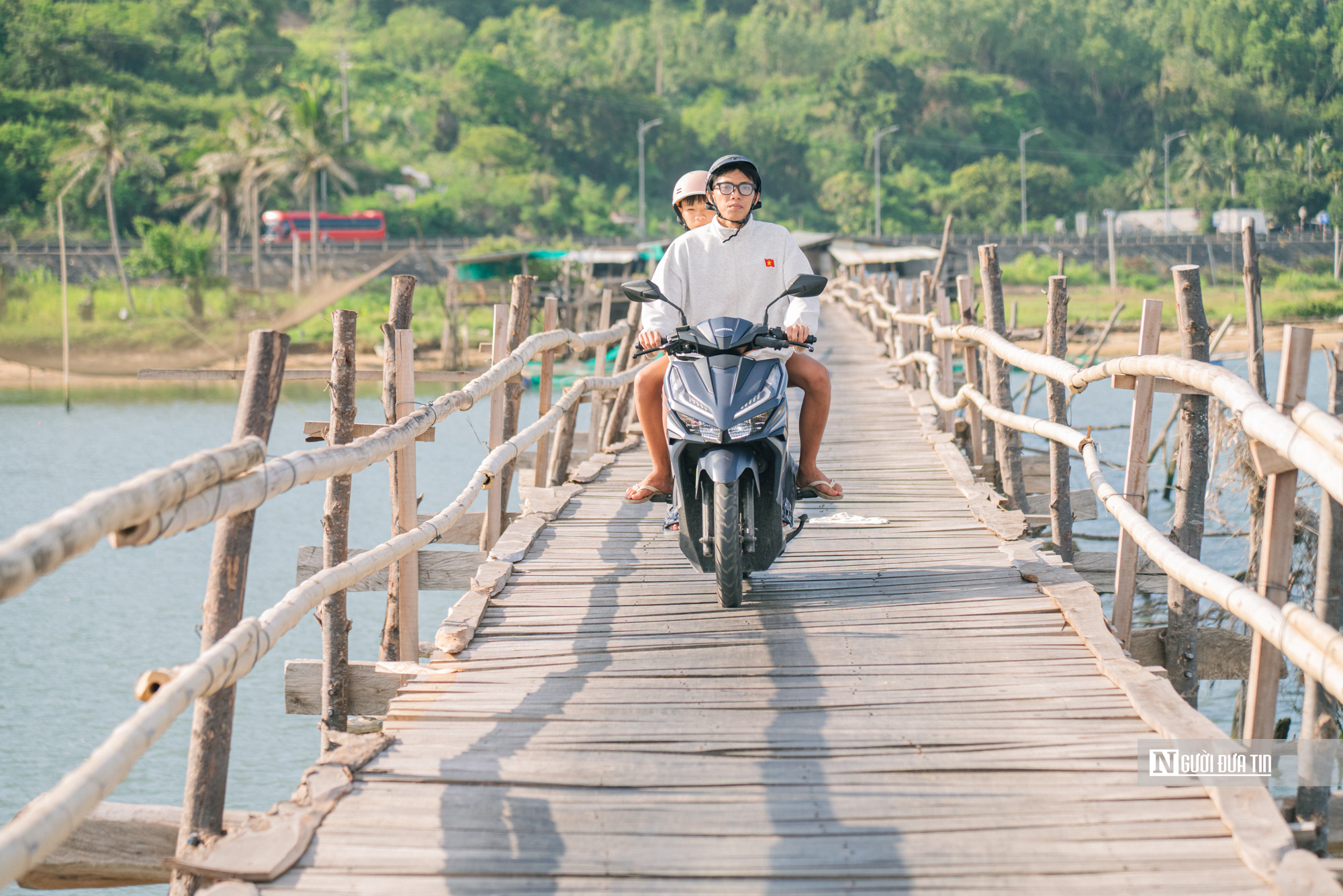 Độc lạ cây cầu gỗ qua sông dài nhất Việt Nam, là lối đi tắt nối hai xã của tỉnh Đắk Lắk- Ảnh 12. Độc lạ cây cầu gỗ qua sông dài nhất Việt Nam, là lối đi tắt nối hai xã của tỉnh Đắk Lắk- Ảnh 12.