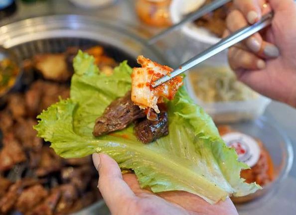 Ăn thịt nướng cuốn xà lách, bé trai 6 tuổi nổi đầy vết bầm tím 