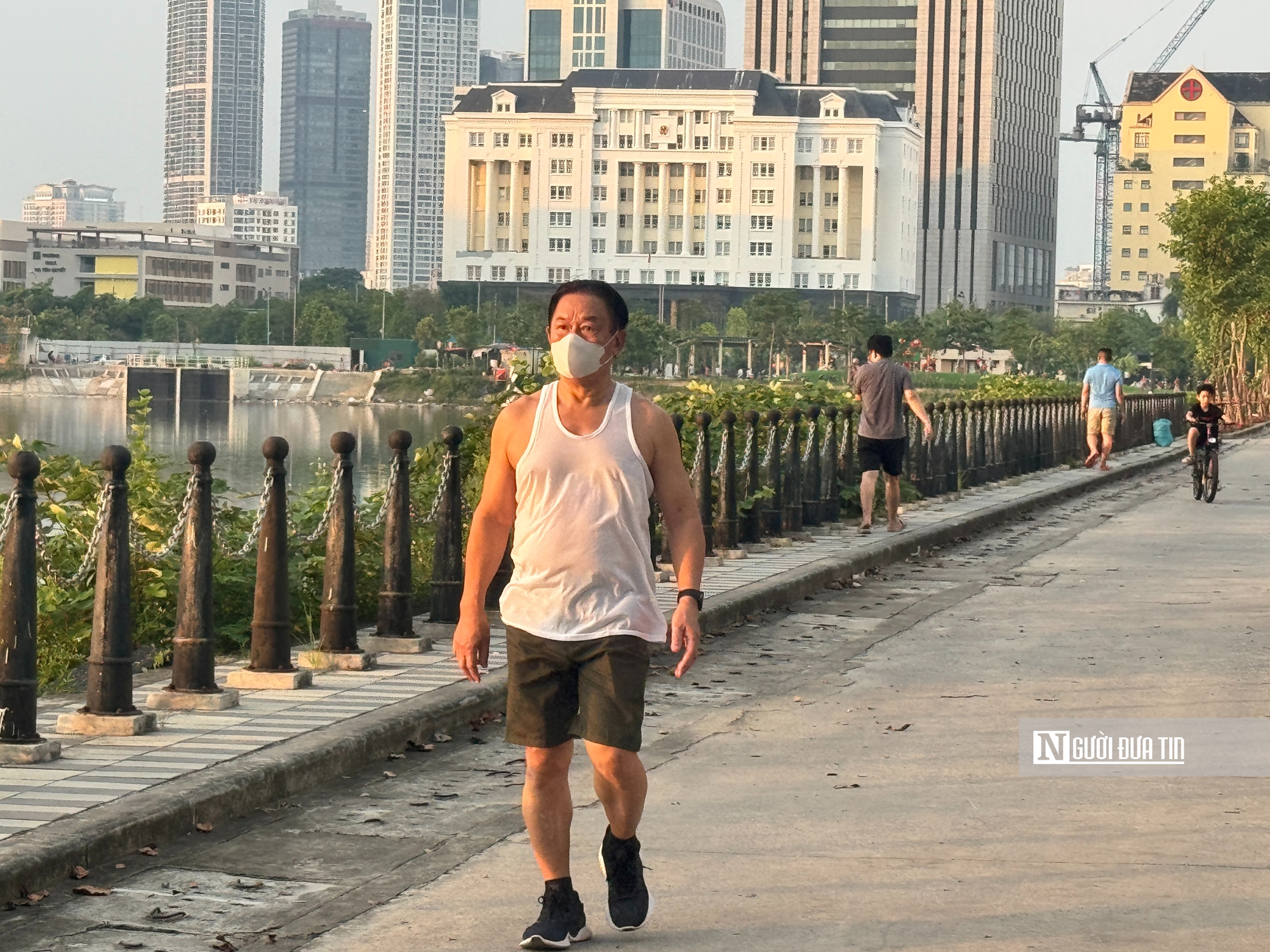 Hà Nội: Cá chết nổi, rác thải bốc mùi xuế uế công nhân căng mình dọn dẹp - Ảnh 11.
