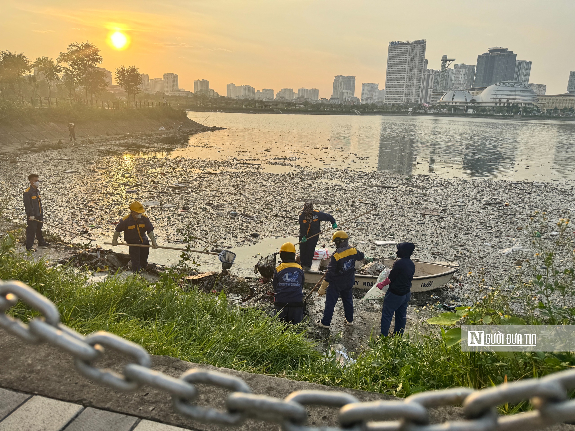 Hà Nội: Cá chết nổi, rác thải bốc mùi xuế uế công nhân căng mình dọn dẹp - Ảnh 12.