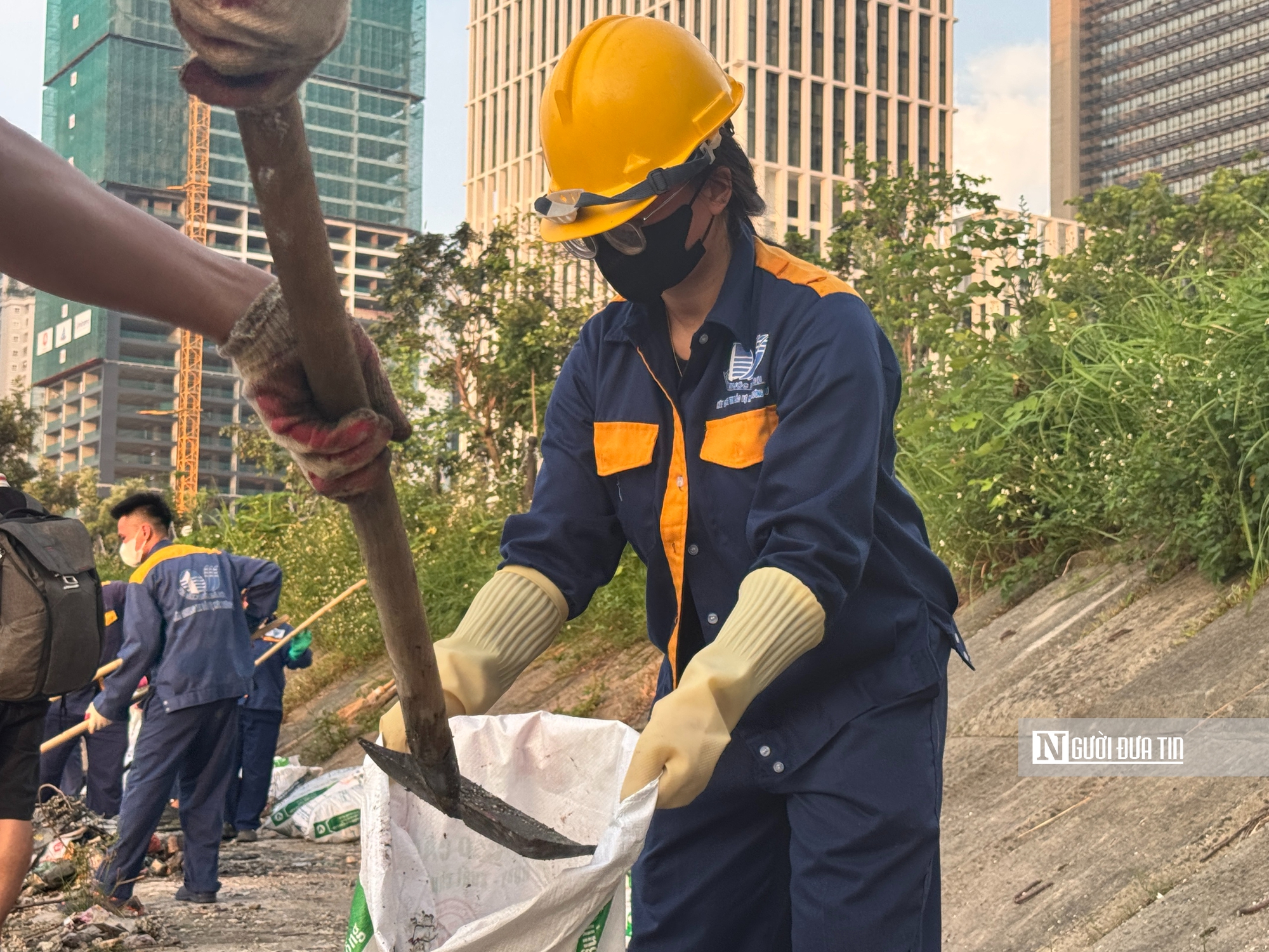 Hà Nội: Cá chết nổi, rác thải bốc mùi xuế uế công nhân căng mình dọn dẹp - Ảnh 14.
