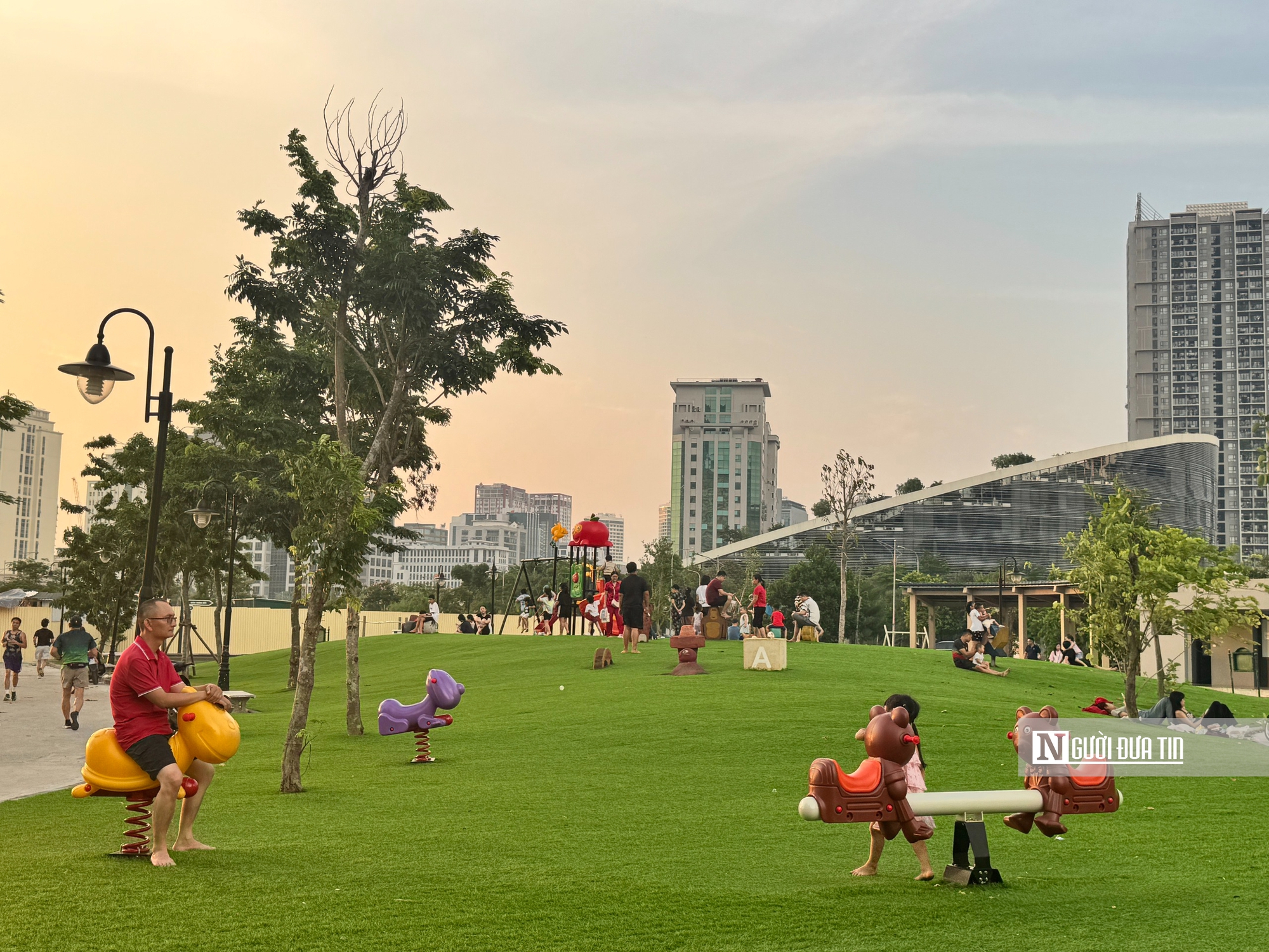 Hà Nội: Cá chết nổi, rác thải bốc mùi xuế uế công nhân căng mình dọn dẹp - Ảnh 22.