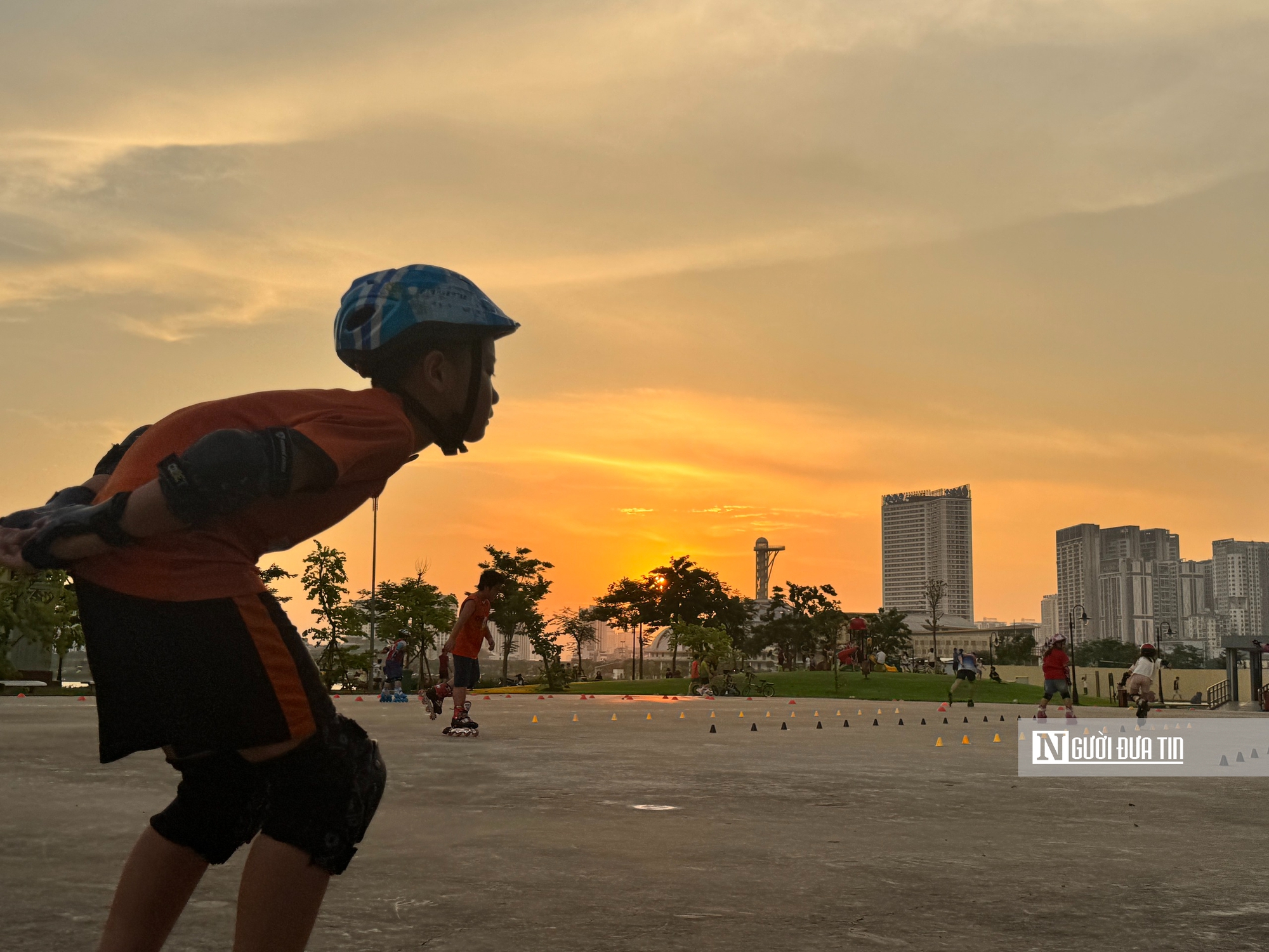 Hà Nội: Cá chết nổi, rác thải bốc mùi xuế uế công nhân căng mình dọn dẹp - Ảnh 23.