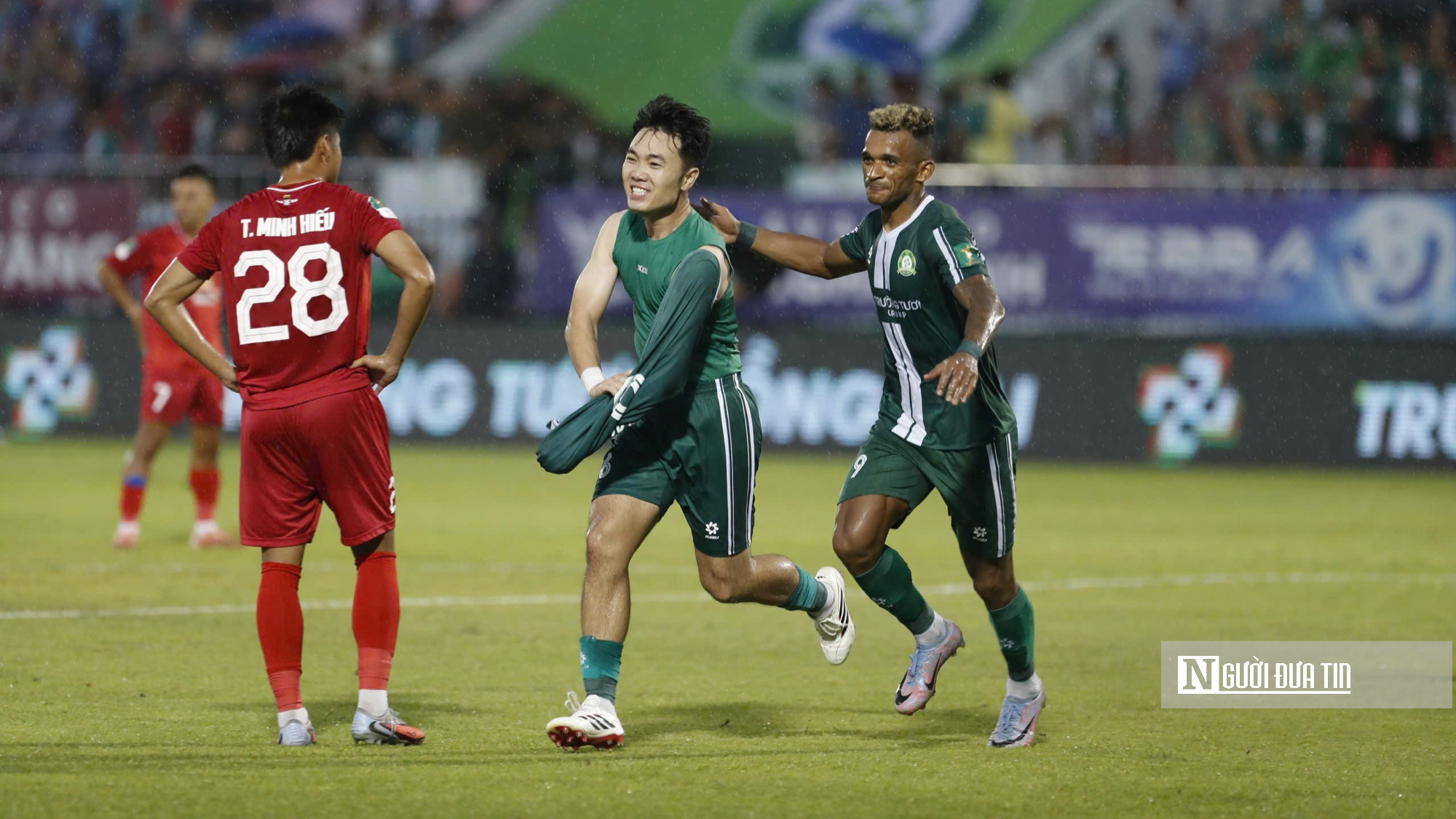 Trường Tươi Đồng Nai v&ocirc; địch trong mưa, ch&iacute;nh thức gi&agrave;nh v&eacute; l&ecirc;n V.League- Ảnh 2.