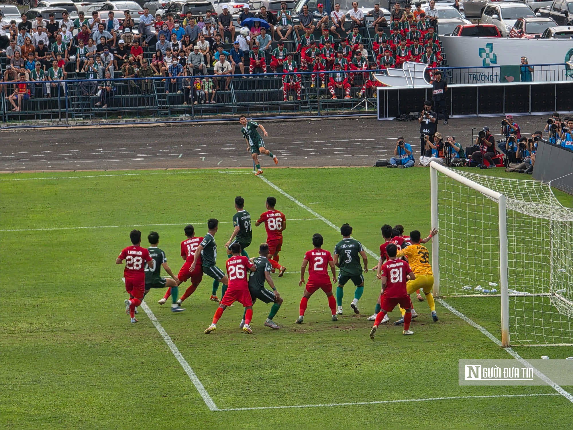 Trường Tươi Đồng Nai v&ocirc; địch trong mưa, ch&iacute;nh thức gi&agrave;nh v&eacute; l&ecirc;n V.League- Ảnh 1.
